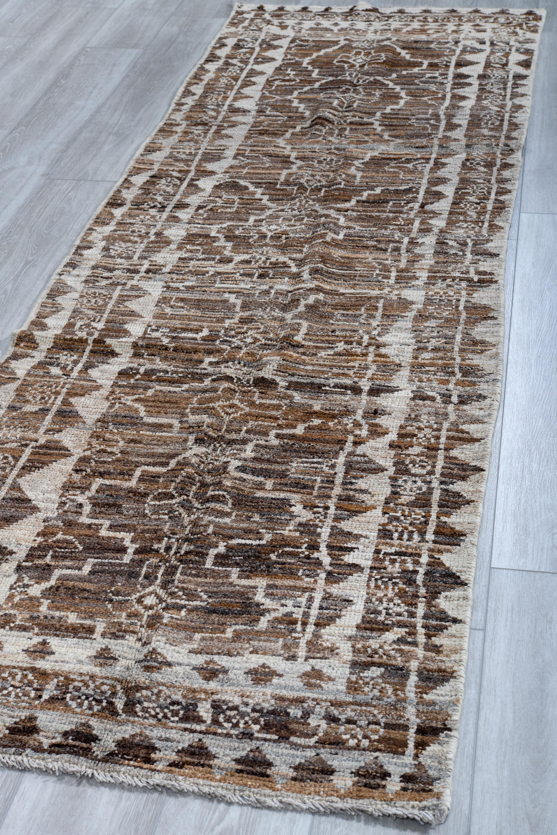 Nom d'origine turque désignant les tapis fabriqués par les villageois pour un usage domestique, souvent de petite taille, en raison des restrictions de taille des métiers à tisser à l'intérieur des maisons. Ils sont tissés sous forme de tapis épais