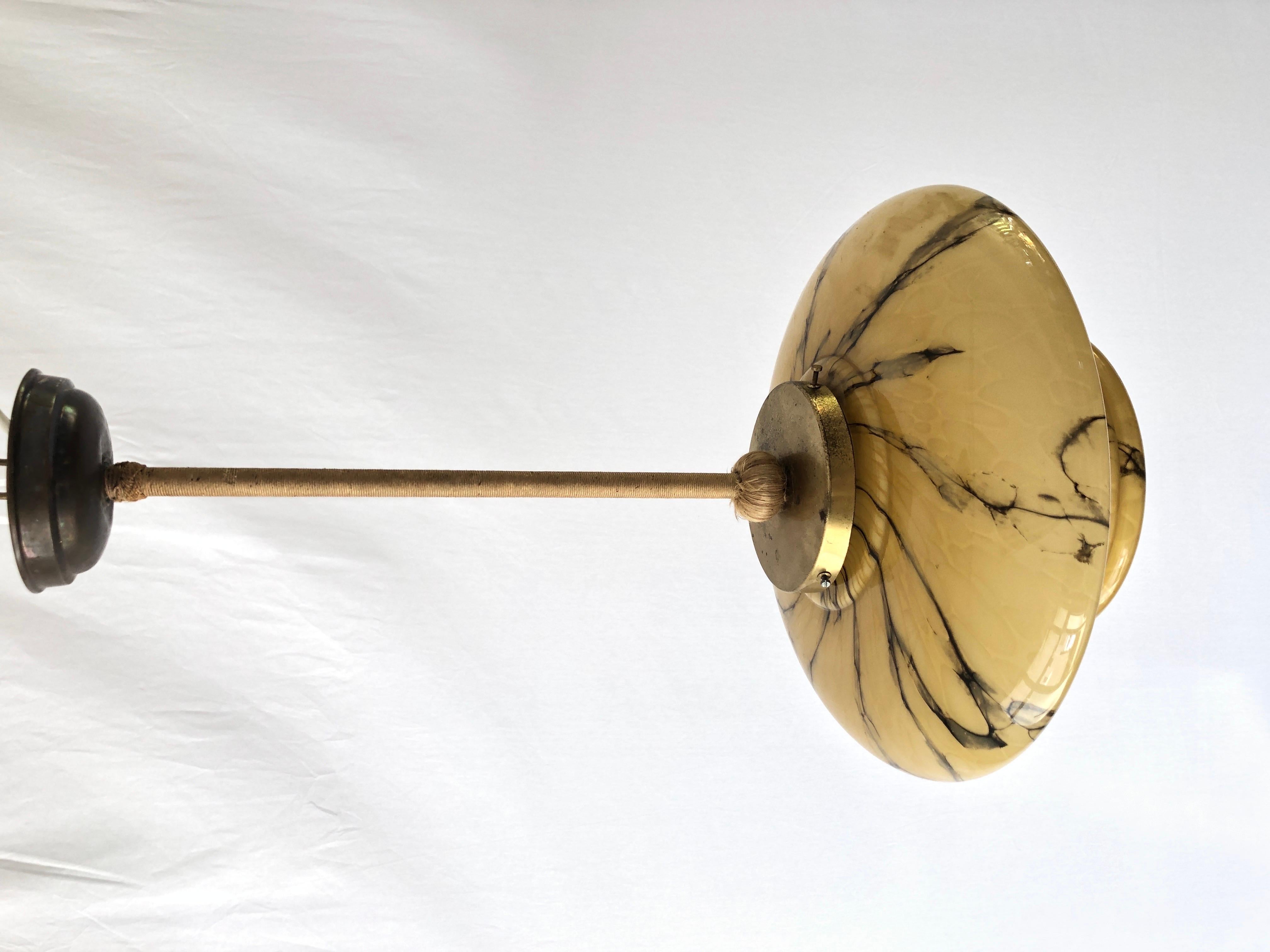 Plafonnier en verre brun de style Art déco, années 1950, Allemagne

Cette lampe fonctionne avec une ampoule E27.

Mesures : 
Hauteur : 57 cm
Diamètre et hauteur de l'abat-jour : 33 cm et 17 cm



