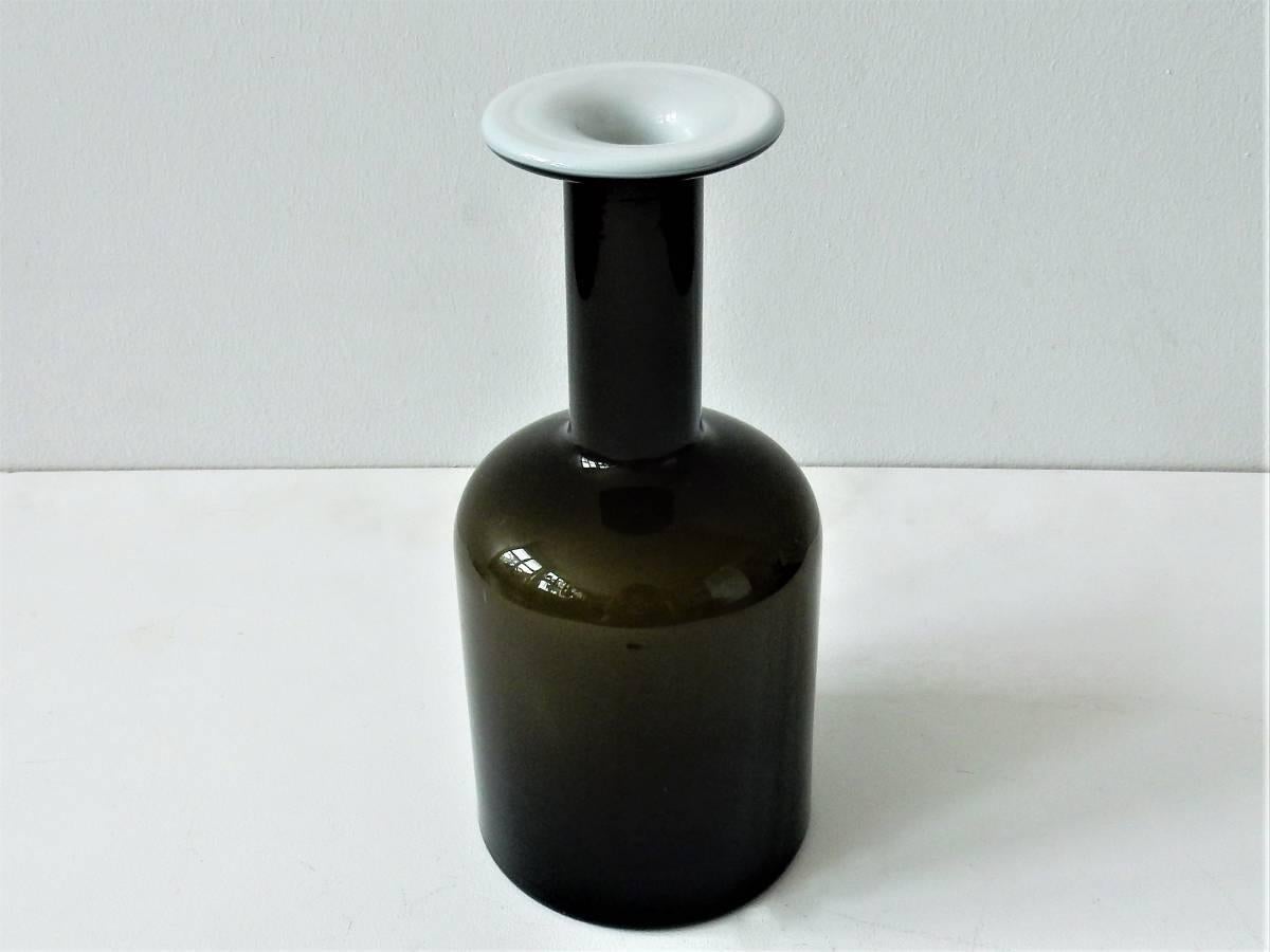 Brown glass 'Gulvvase' with a glass inner white was designed by Otto Brauer for Holmegaard in 1962, based on a 1958 design by Per Lutken.
It is in a very good condition.