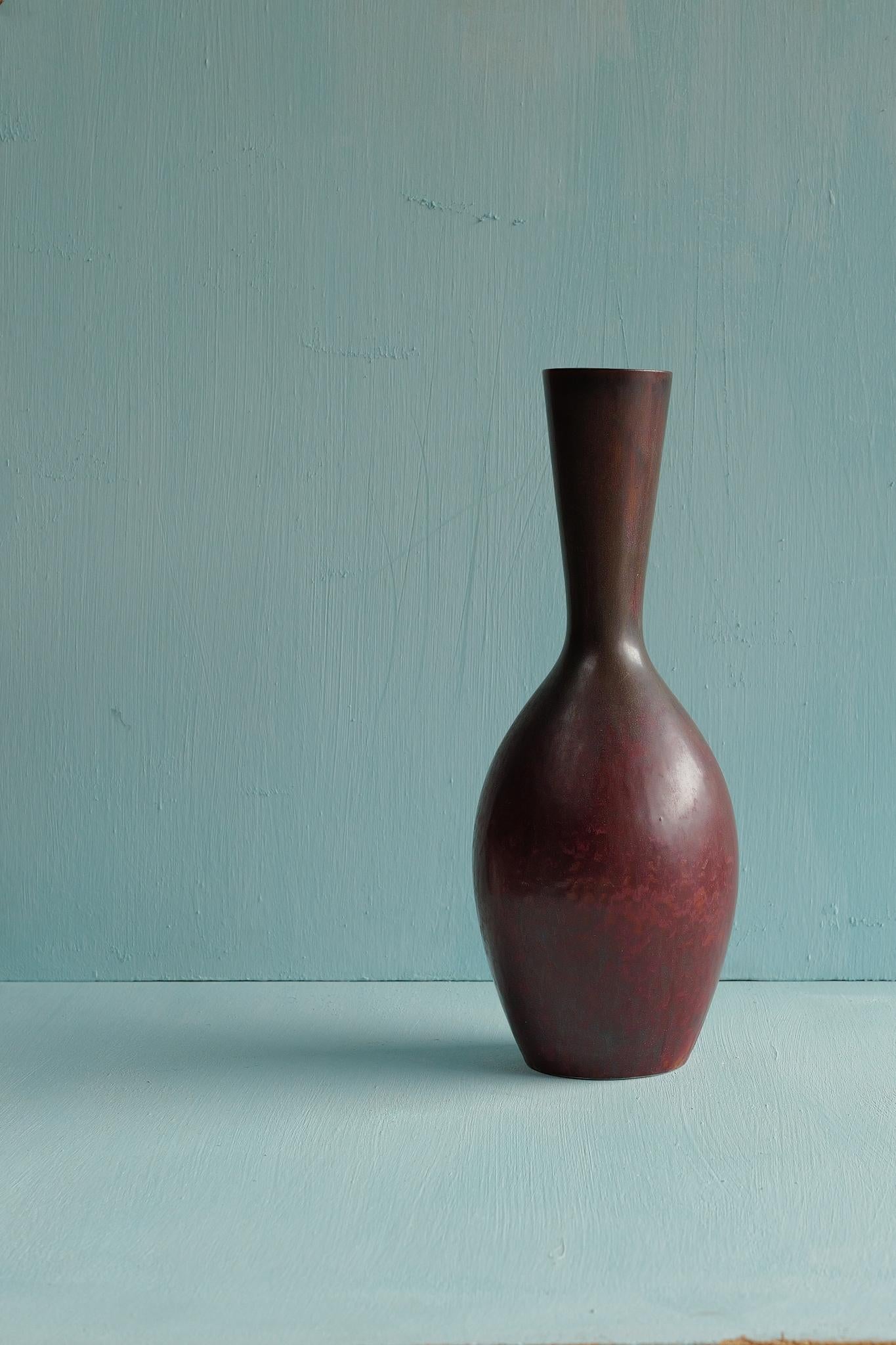 A stoneware vase in brown glaze designed by Carl-Harry Stålhane and produced by Rörstrand, Sweden, 1950s.

Carl-Harry Stålhane joined Rörstrand in 1939, beginning as a decorator under Gunnar Nylund before becoming one of Sweden’s most celebrated