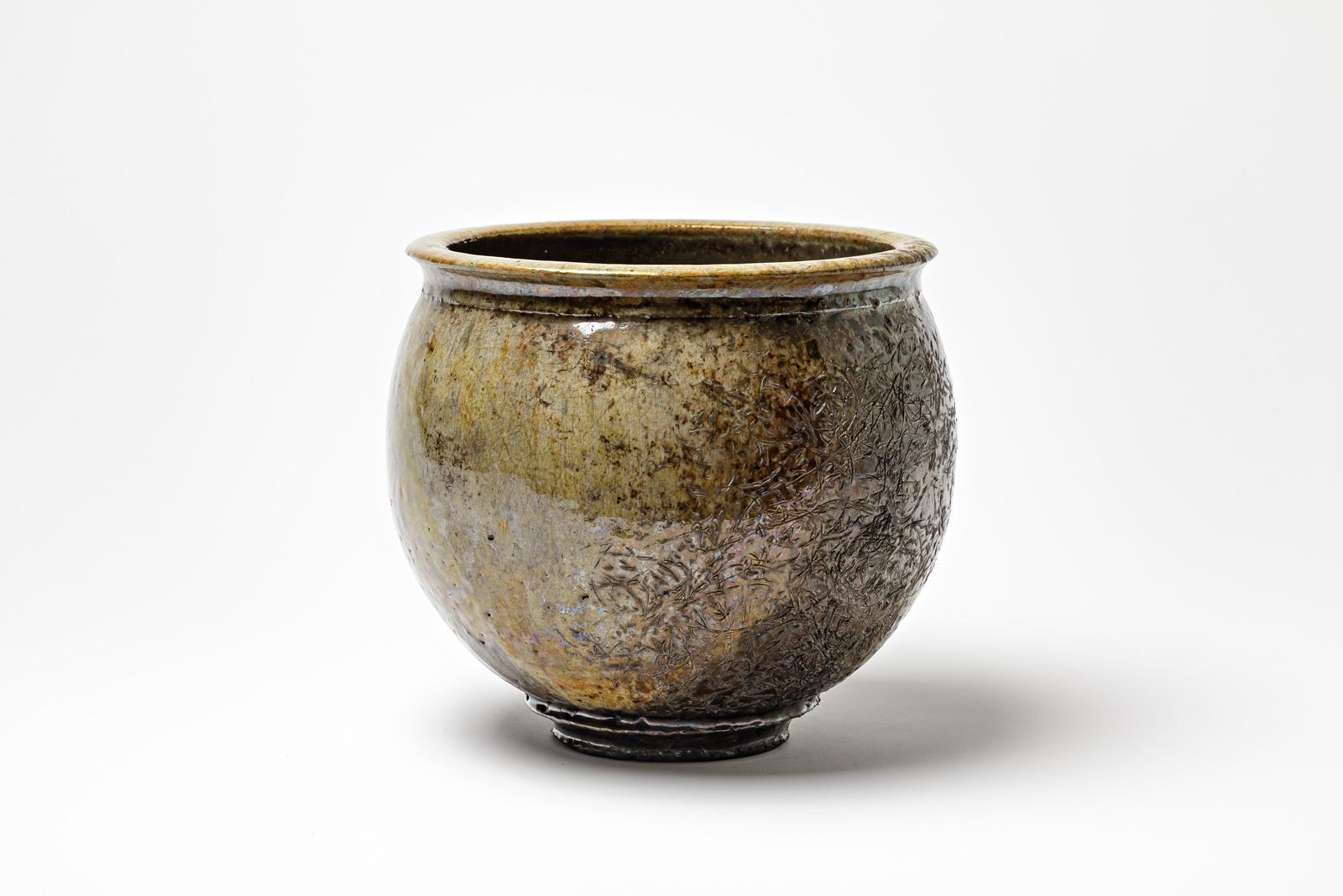 Brown glazed ceramic bowl with metallic highlights by Gisèle Buthod Garçon. Raku fired. Artist monogram under the base. Circa 1980-1990.
H : 7.9’ x 8.3’ inches.