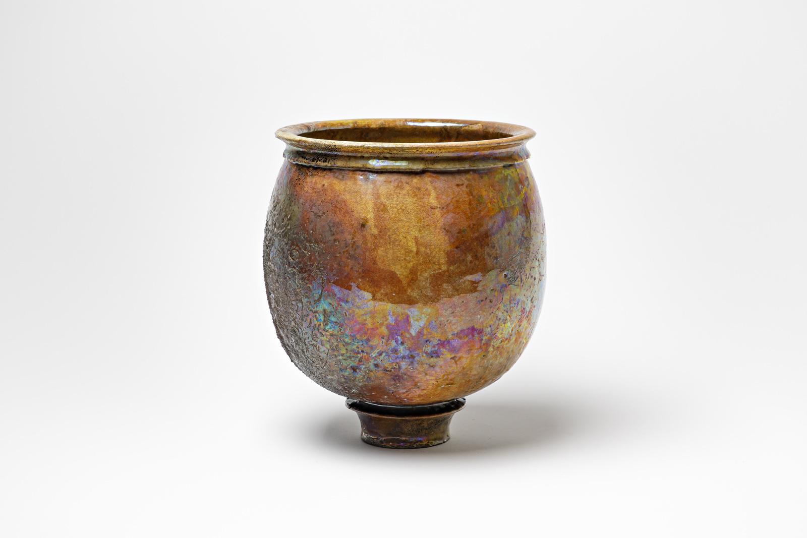 Tazza in ceramica smaltata marrone con riflessi metallici di Gisèle Buthod-Garçon. 
Raku ha sparato. Monogramma dell'artista sotto la base. Circa 1980-1990.
H. : 9,4' x 7,9' pollici.