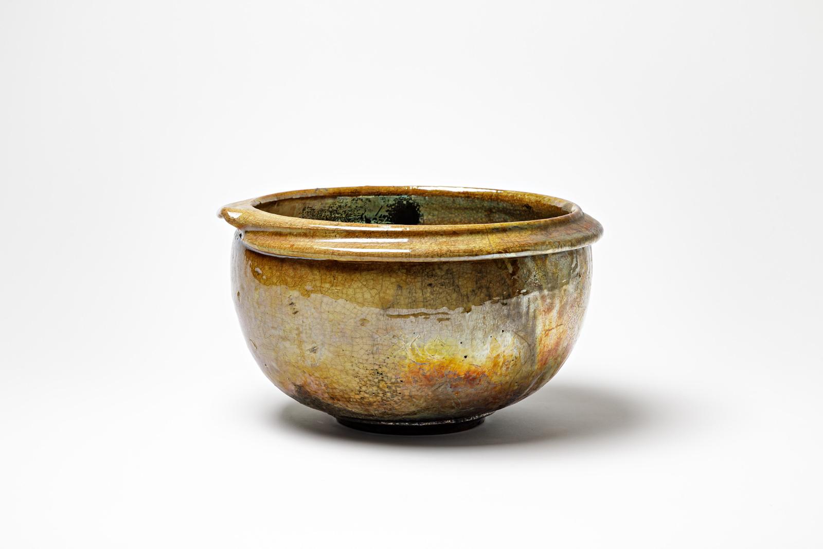Tazza in ceramica smaltata marrone con riflessi metallici di Gisèle Buthod-Garçon. Raku ha sparato. Monogramma dell'artista sotto la base. Circa 1980-1990.
H. : 7,1' x 11,6' pollici.