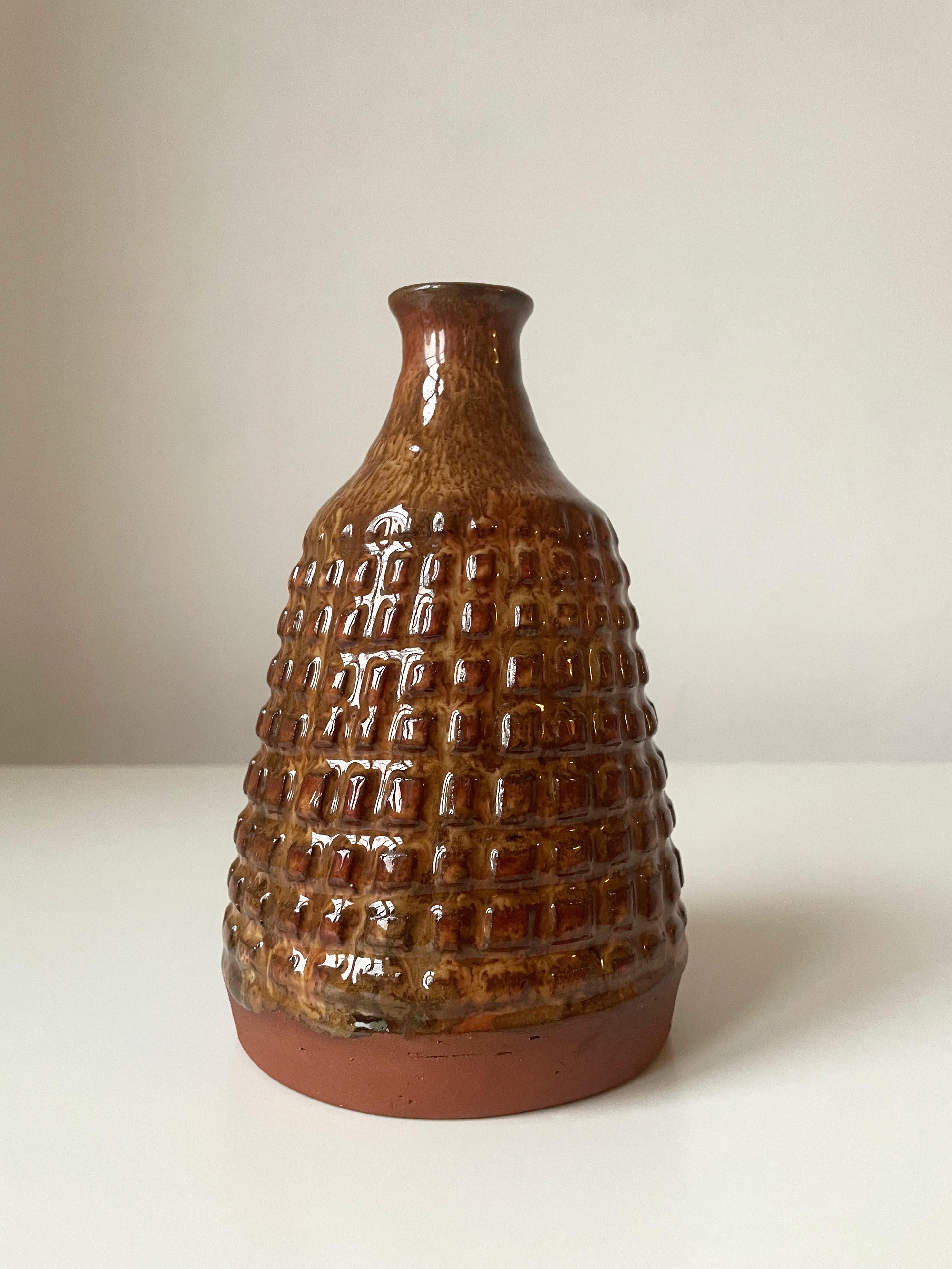 Fait main Vase décoratif clouté en céramique émaillée marron, années 1960 en vente