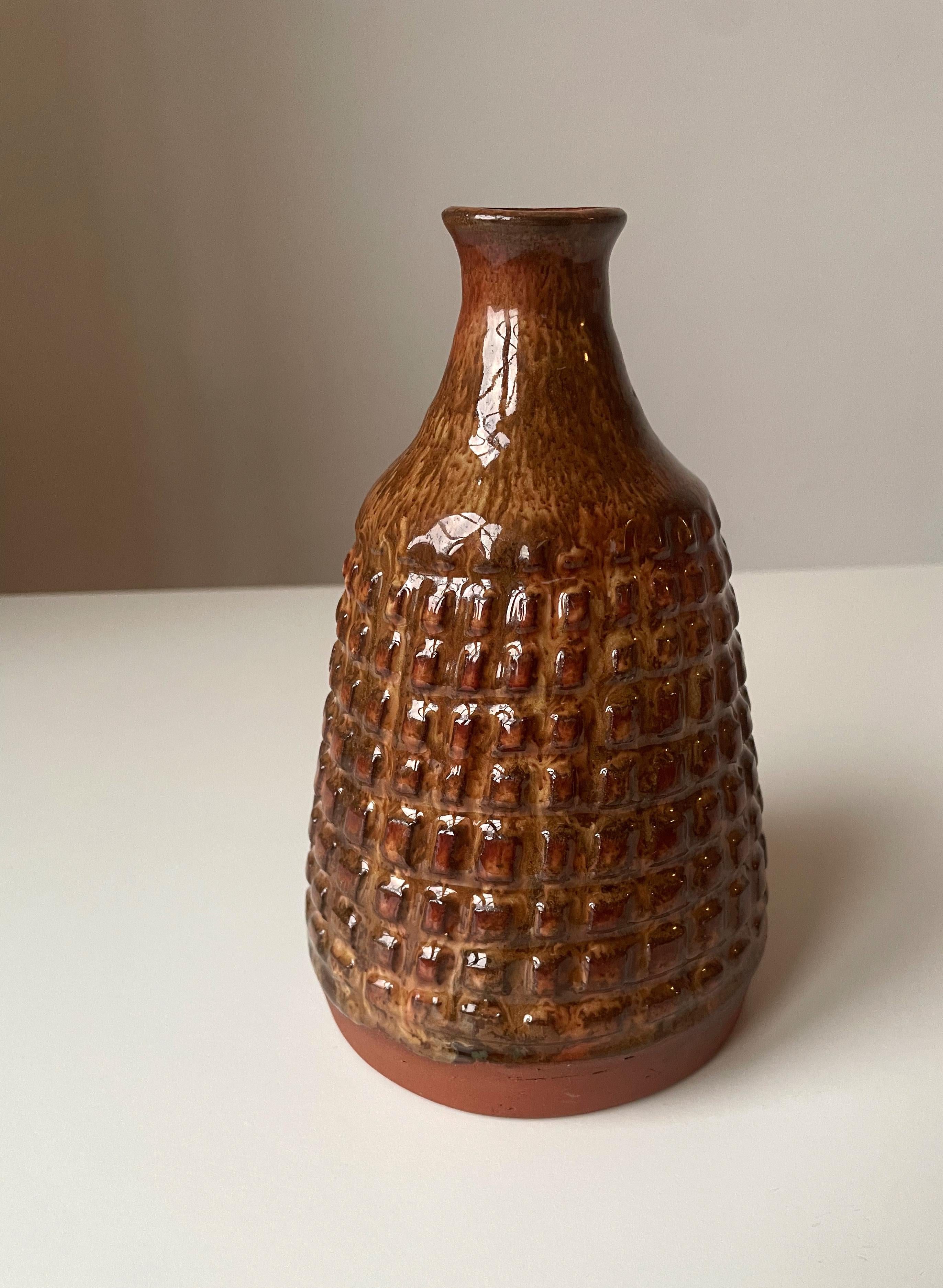 Vase décoratif clouté en céramique émaillée marron, années 1960 Bon état - En vente à Copenhagen, DK