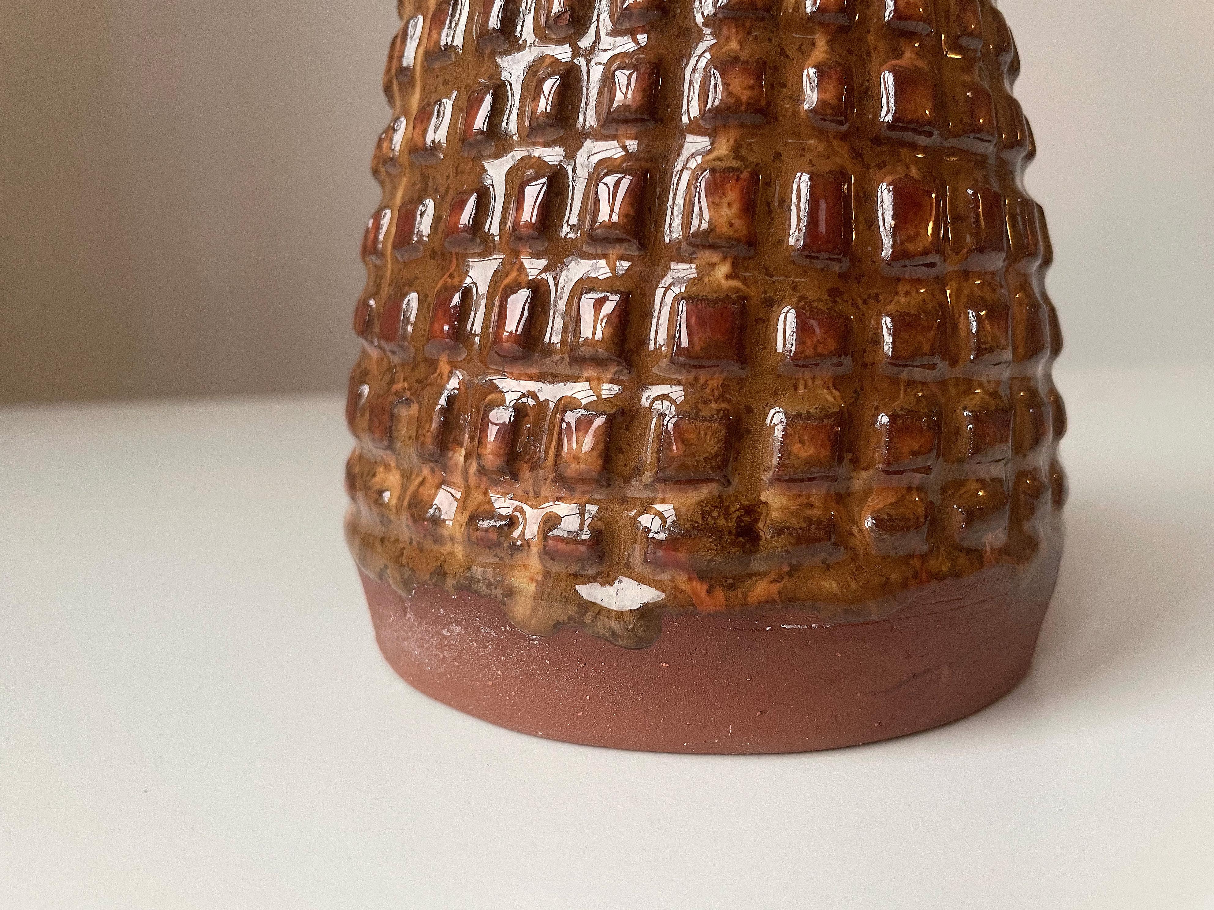 Braun glasierte Keramikvase mit Nieten, 1960er-Jahre im Angebot 1