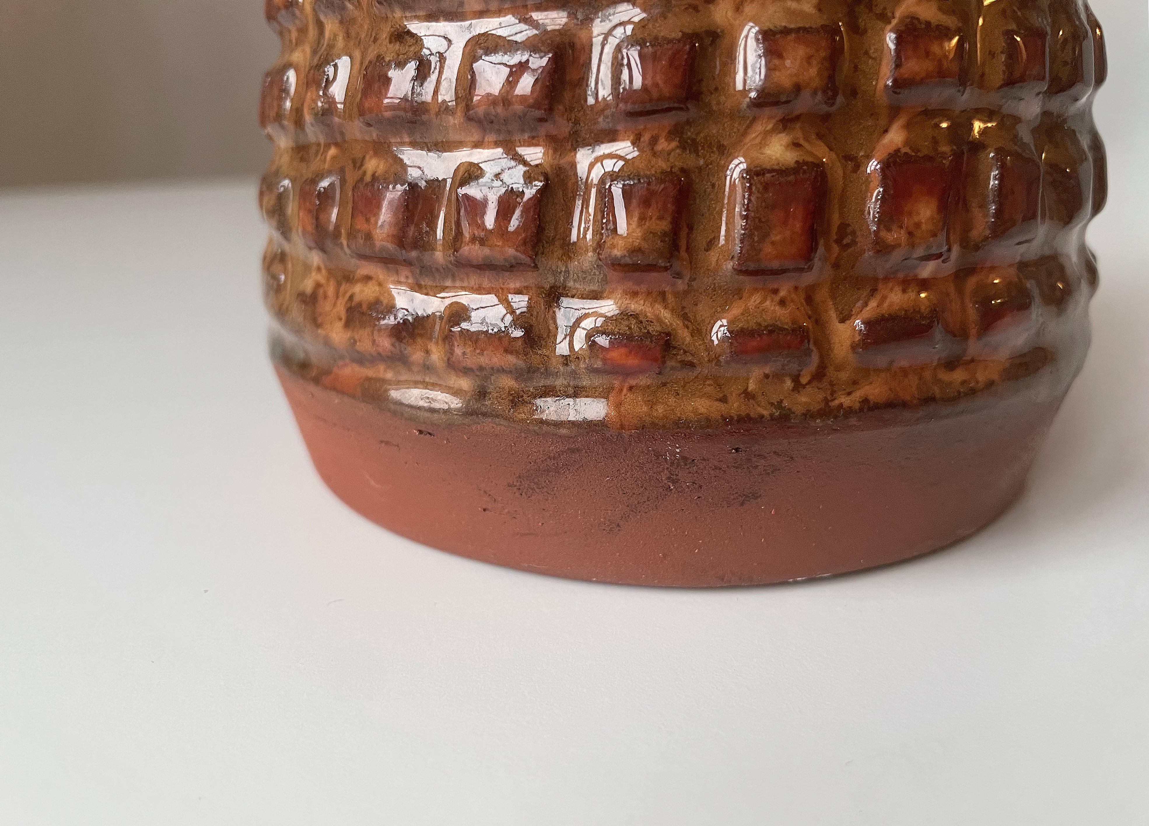 Braun glasierte Keramikvase mit Nieten, 1960er-Jahre im Angebot 2