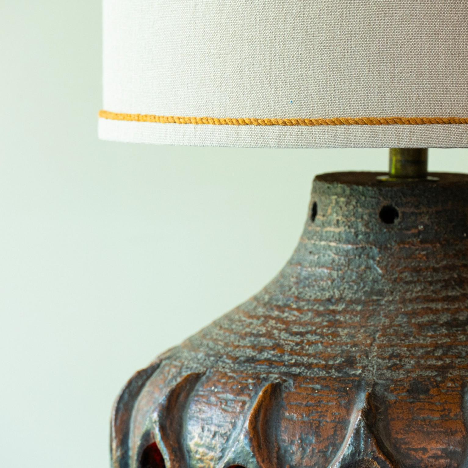 Altro Lampada da tavolo in ceramica smaltata marrone, paralume neutro di R. Houben, 1970 in vendita