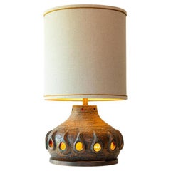 Lampada da tavolo in ceramica smaltata marrone, paralume neutro di R. Houben, 1970