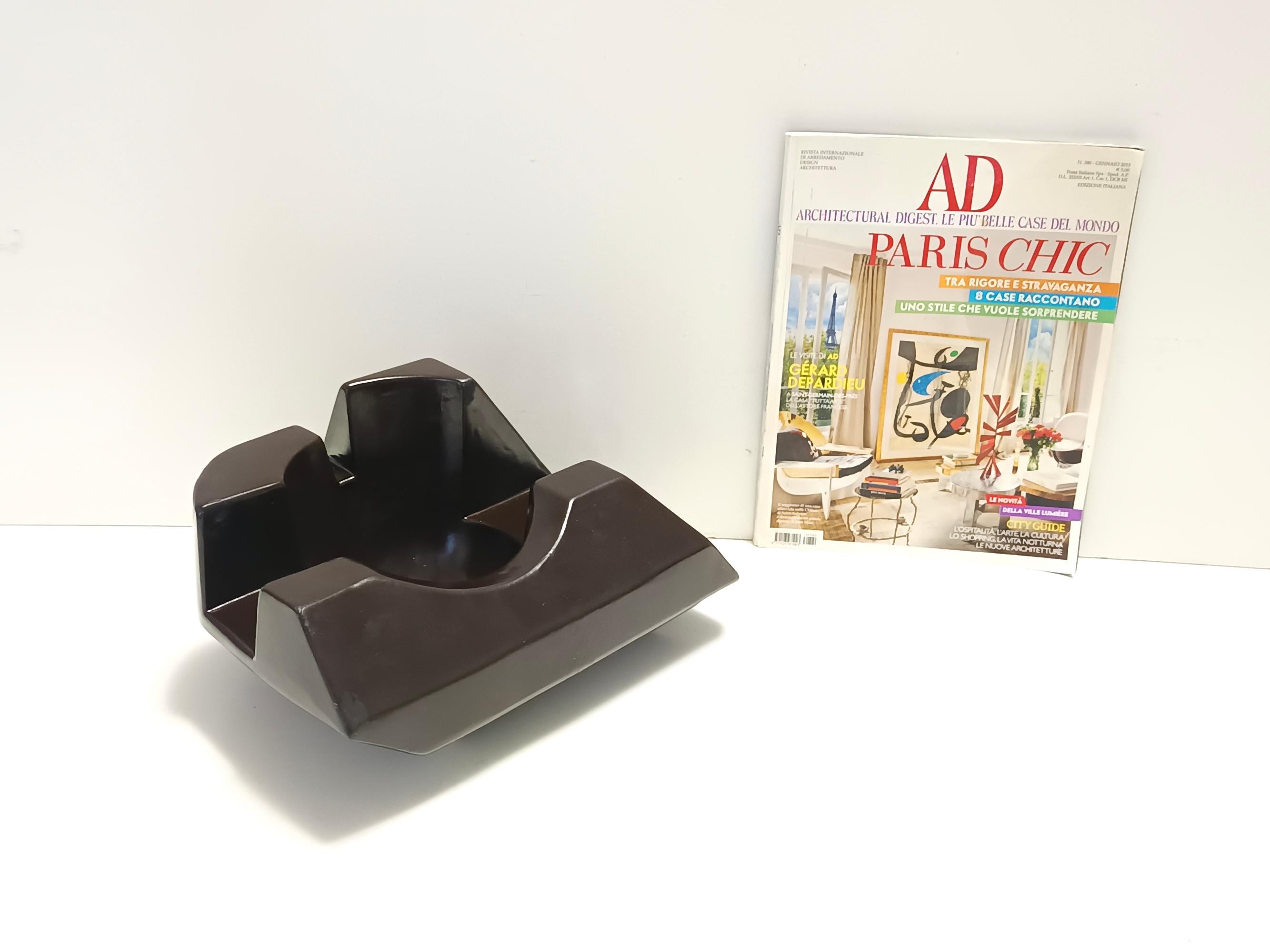 Made in Italy, anni '70. 
Questo posacenere è realizzato in ceramica smaltata. 
Può presentare lievi tracce d'uso poiché è d'epoca, ma può essere considerato in perfette condizioni originali.

Misure: 
larghezza 28 cm
profondità 23 cm
altezza 16