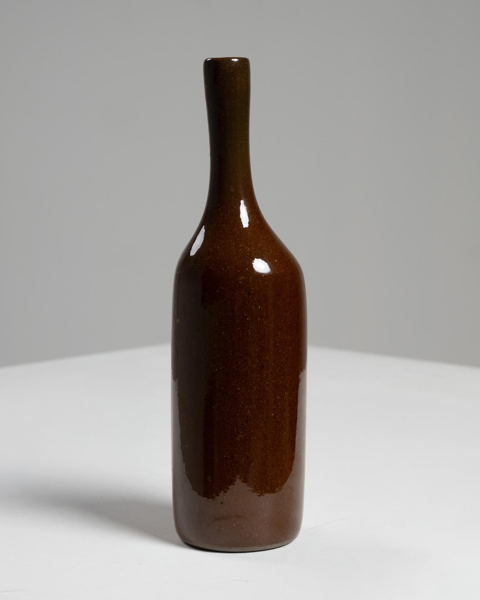Este elegante jarrón de cerámica esmaltada marrón de Jacques (1926-2008) y Dani (1933-2010) Ruelland fue creado en Francia hacia 1960, durante el apogeo de la prolífica carrera de diseño de mediados de siglo de la pareja. Conocidos por sus formas