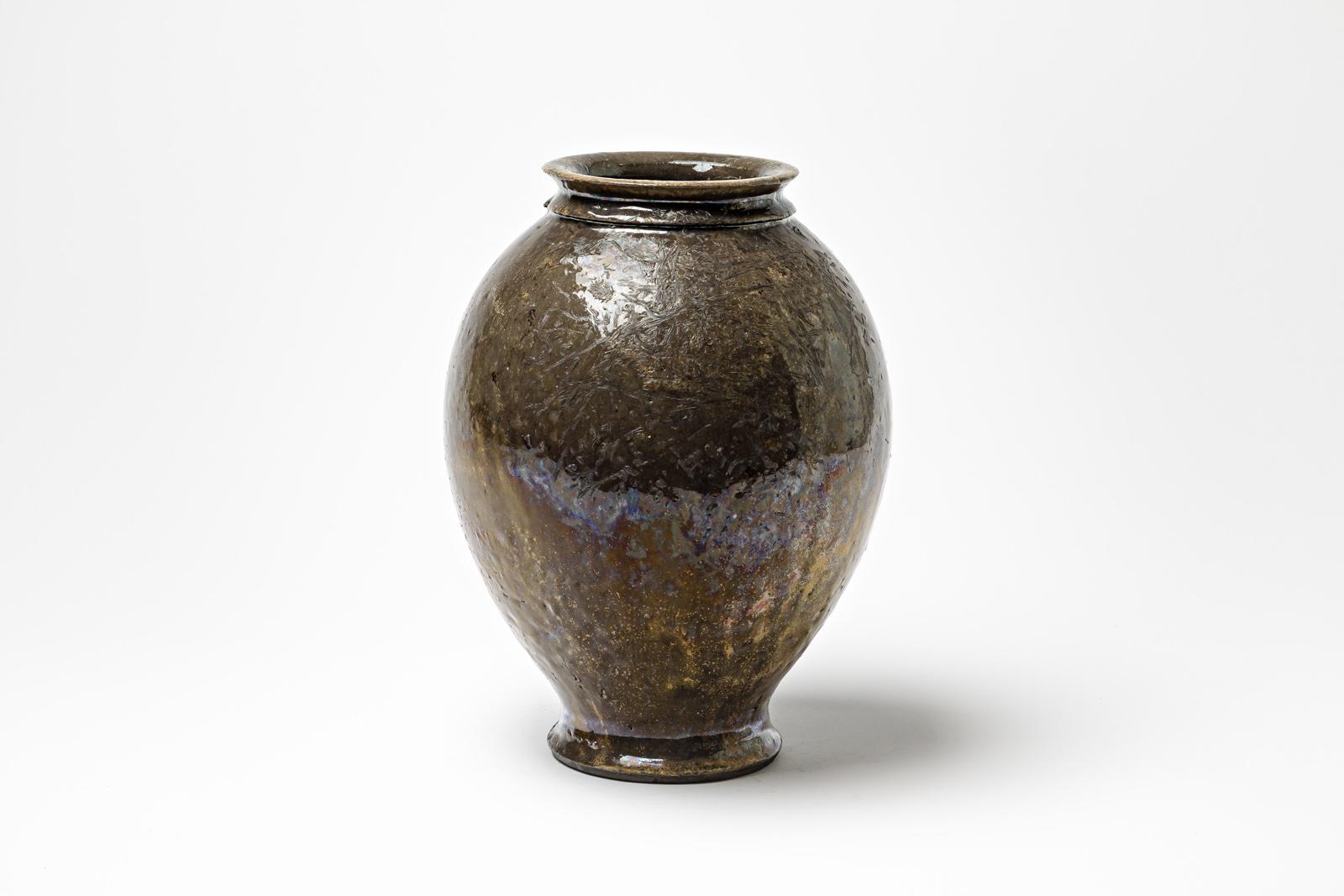 Beaux-Arts Vase en céramique émaillée Brown avec des Highlight métalliques par Gisèle Buthod-Garçon, 1990 en vente