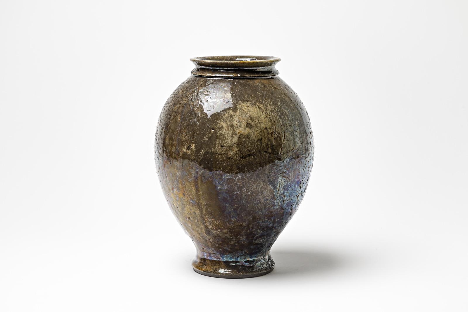 Français Vase en céramique émaillée Brown avec des Highlight métalliques par Gisèle Buthod-Garçon, 1990 en vente