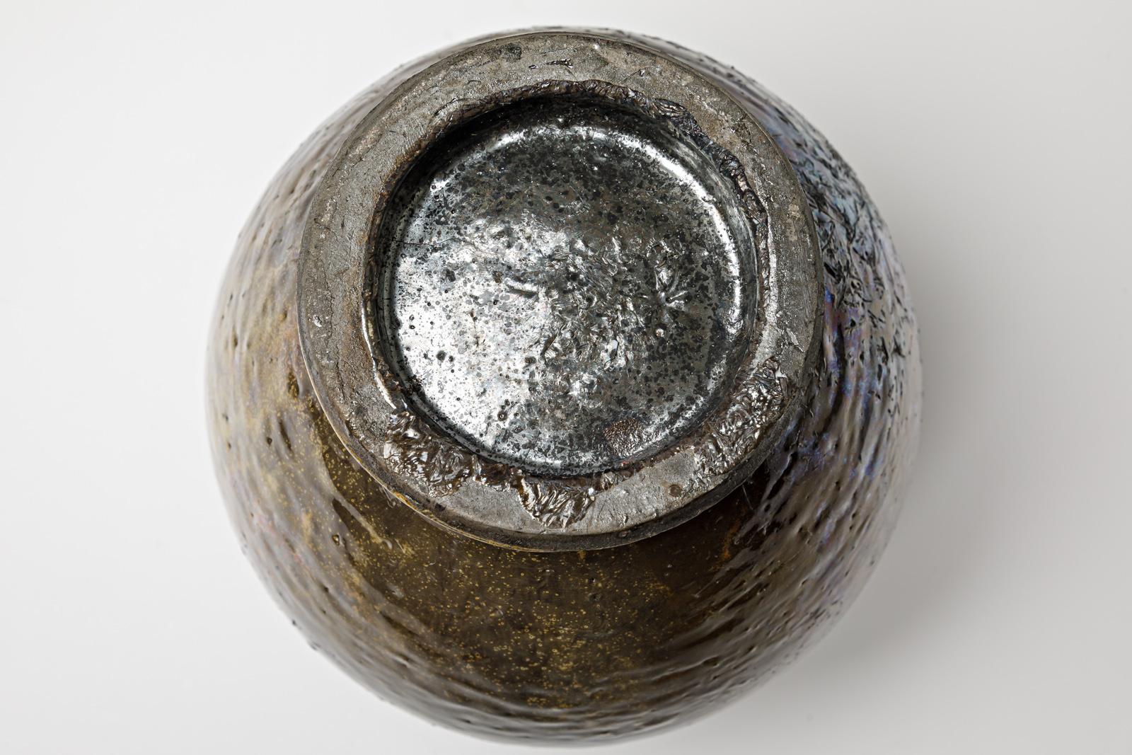 Vase aus braun glasierter Keramik mit metallischen Highlights von Gisèle Buthod-Garçon, 1990 (20. Jahrhundert) im Angebot