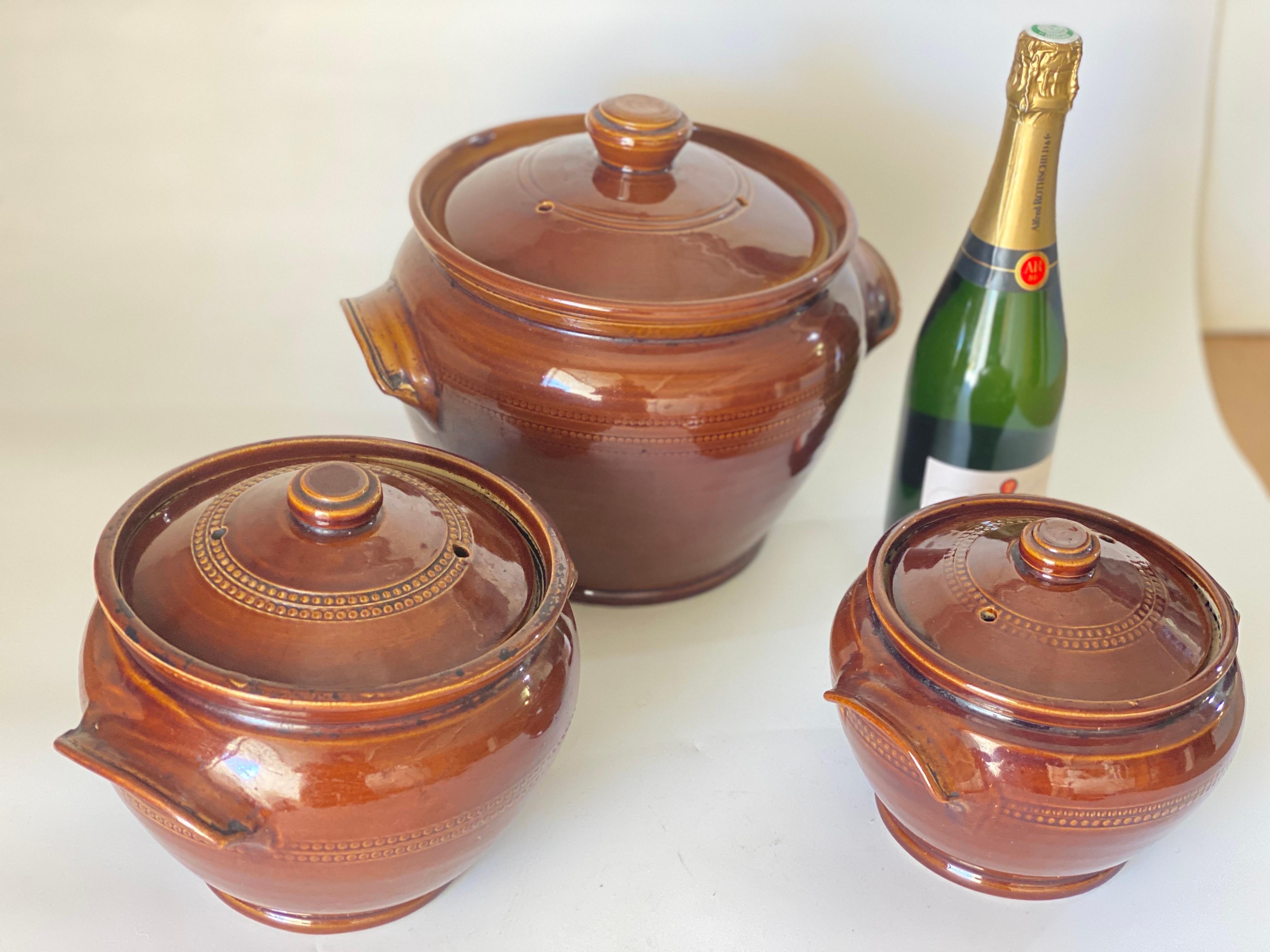 Brown Glazed Lidded stoneware soupe tureen. It has been made in England, circa 1950. The glaze is beautiful. Large Size. Stampted underneath.
A set of 3 of different size.