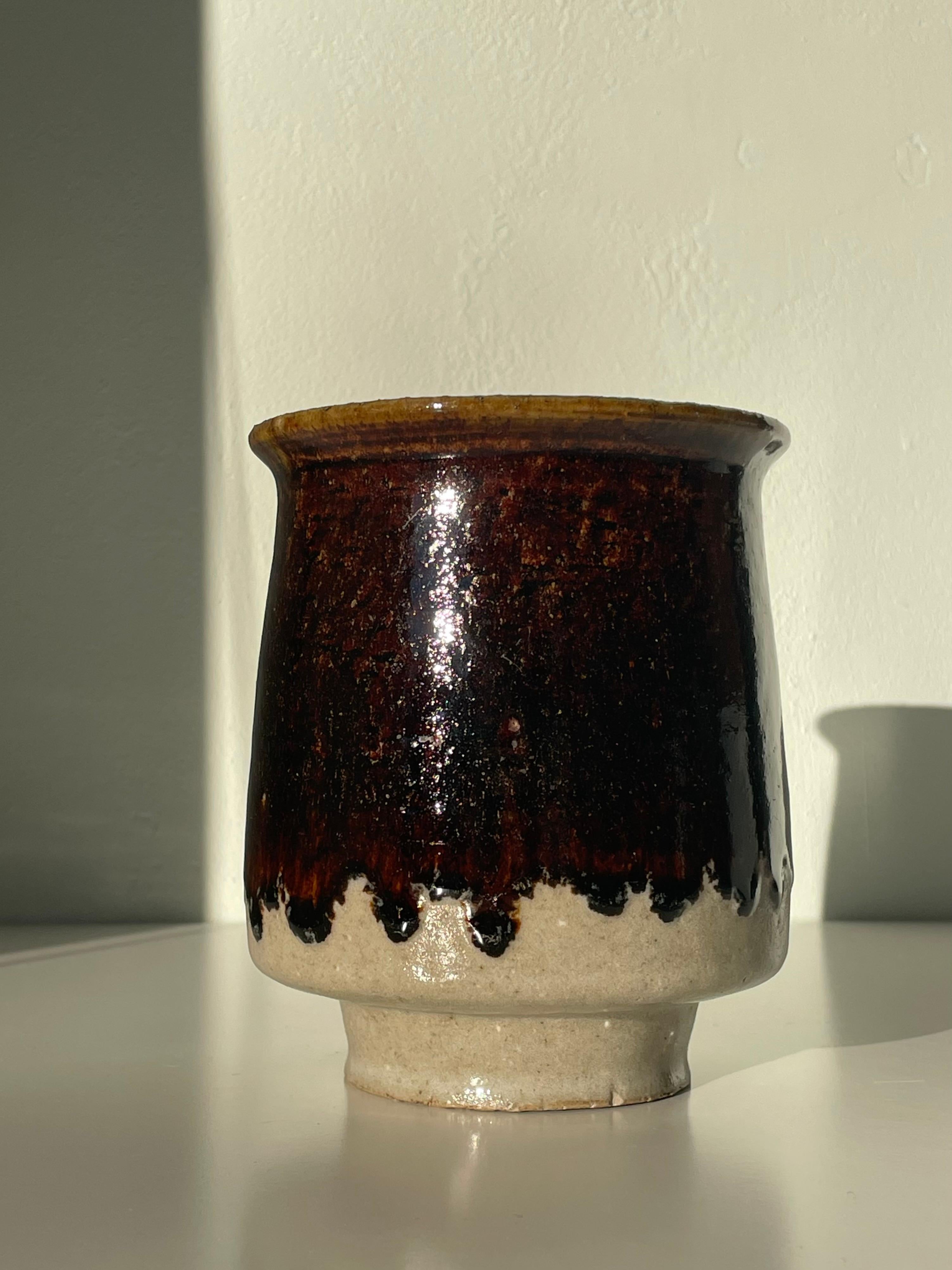 Braun glasiertes Pflanzgefäß aus Steingut aus der Mitte des Jahrhunderts, 1960er Jahre (Handgefertigt) im Angebot
