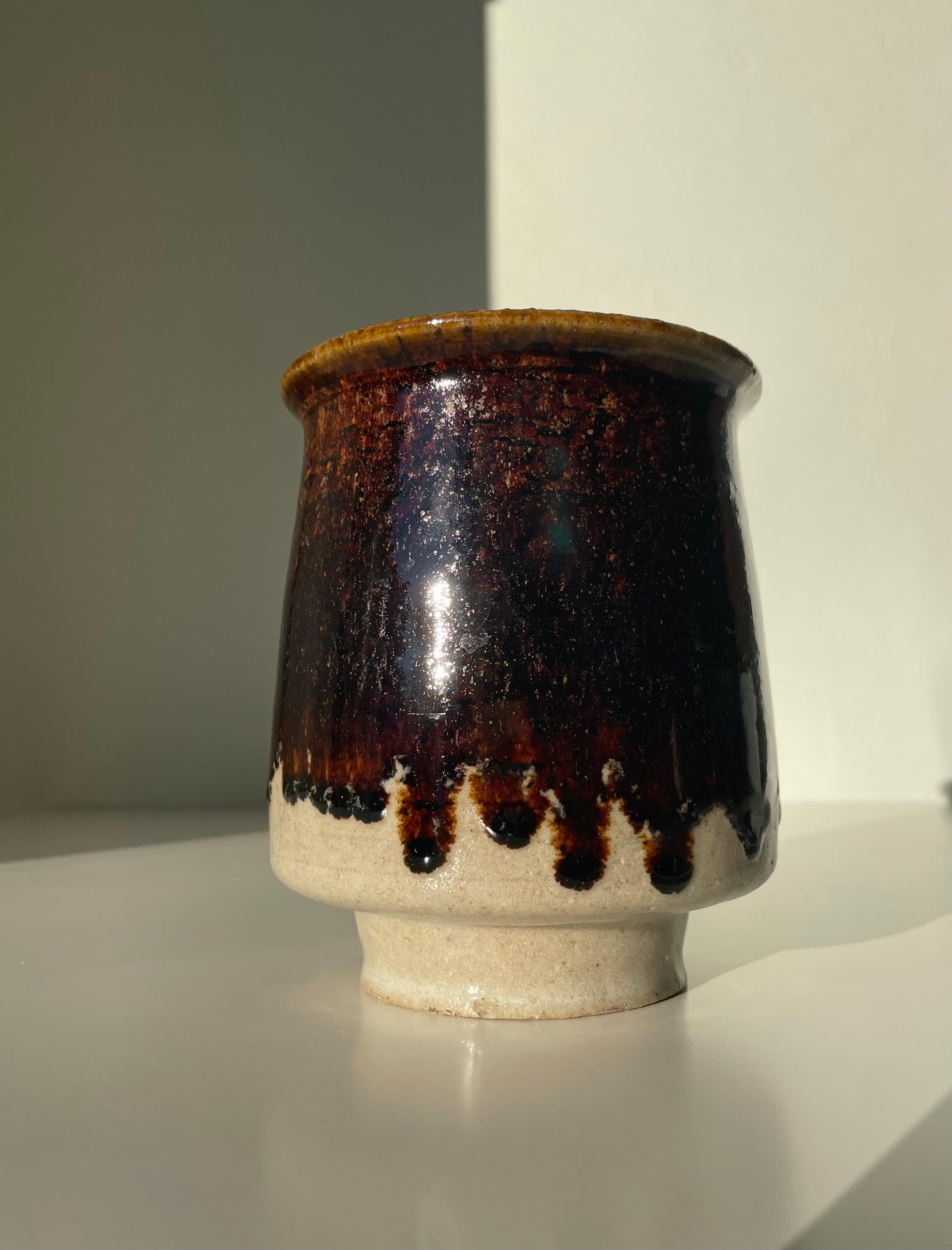 Braun glasiertes Pflanzgefäß aus Steingut aus der Mitte des Jahrhunderts, 1960er Jahre (Keramik) im Angebot