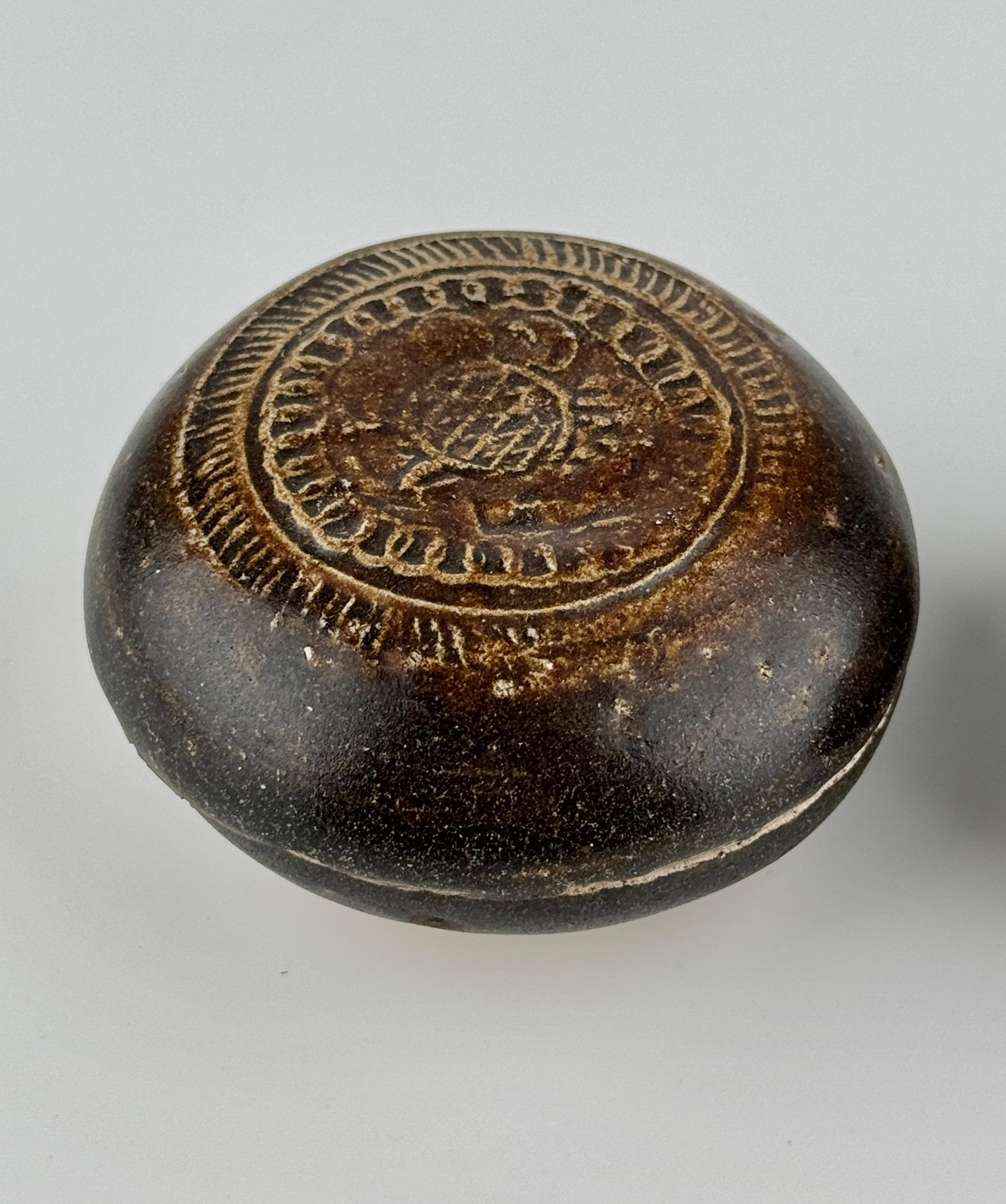 Brown-Glazed Moulded Box And Cover, Fujian Kiln, Yuan-Ming Dynasty In Good Condition For Sale In seoul, KR