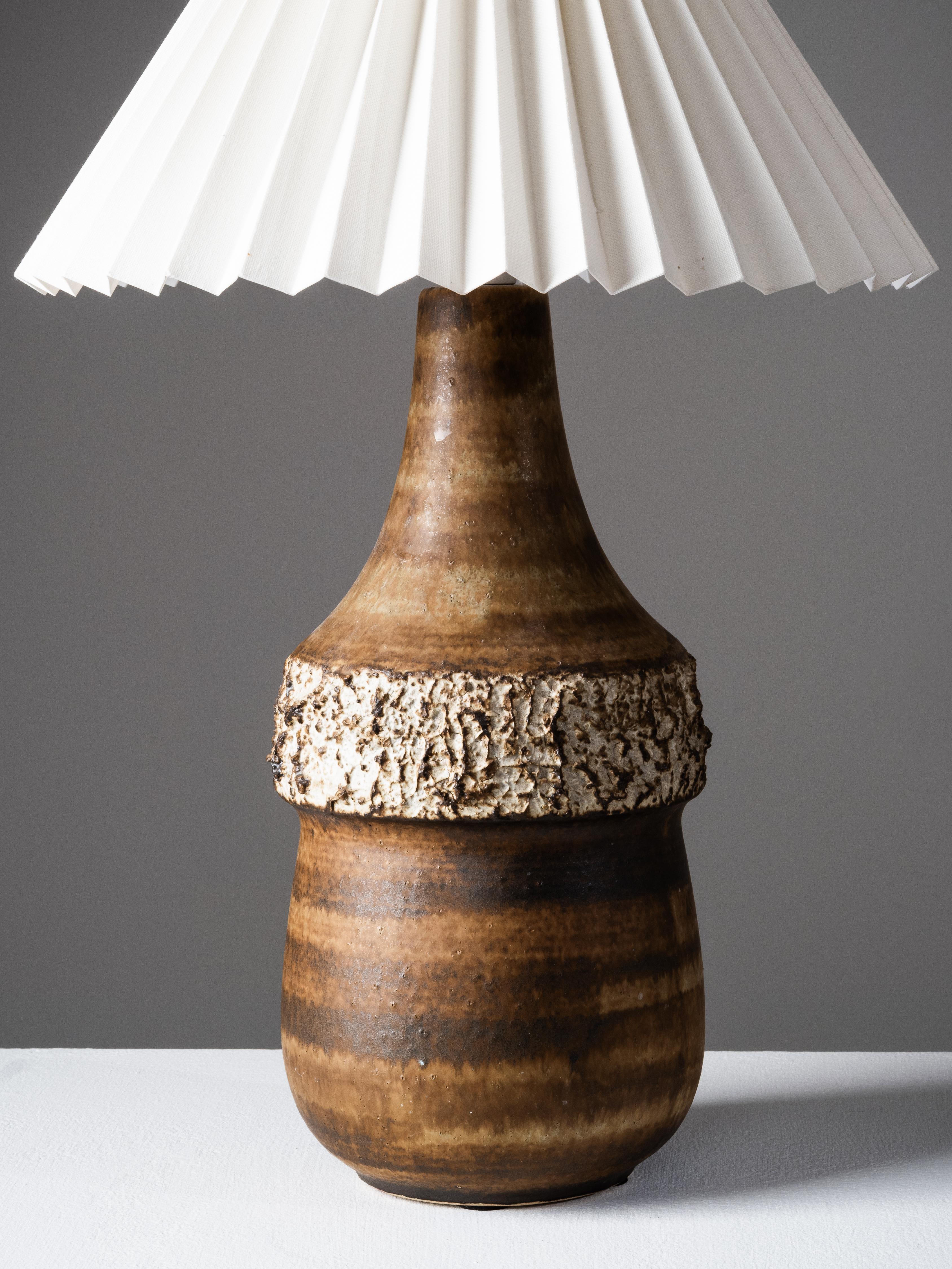 Brown-Glazed Stoneware Table Lamp by Bruno Karlsson for Ego Stengods, 1960s Escandinavo moderno en venta