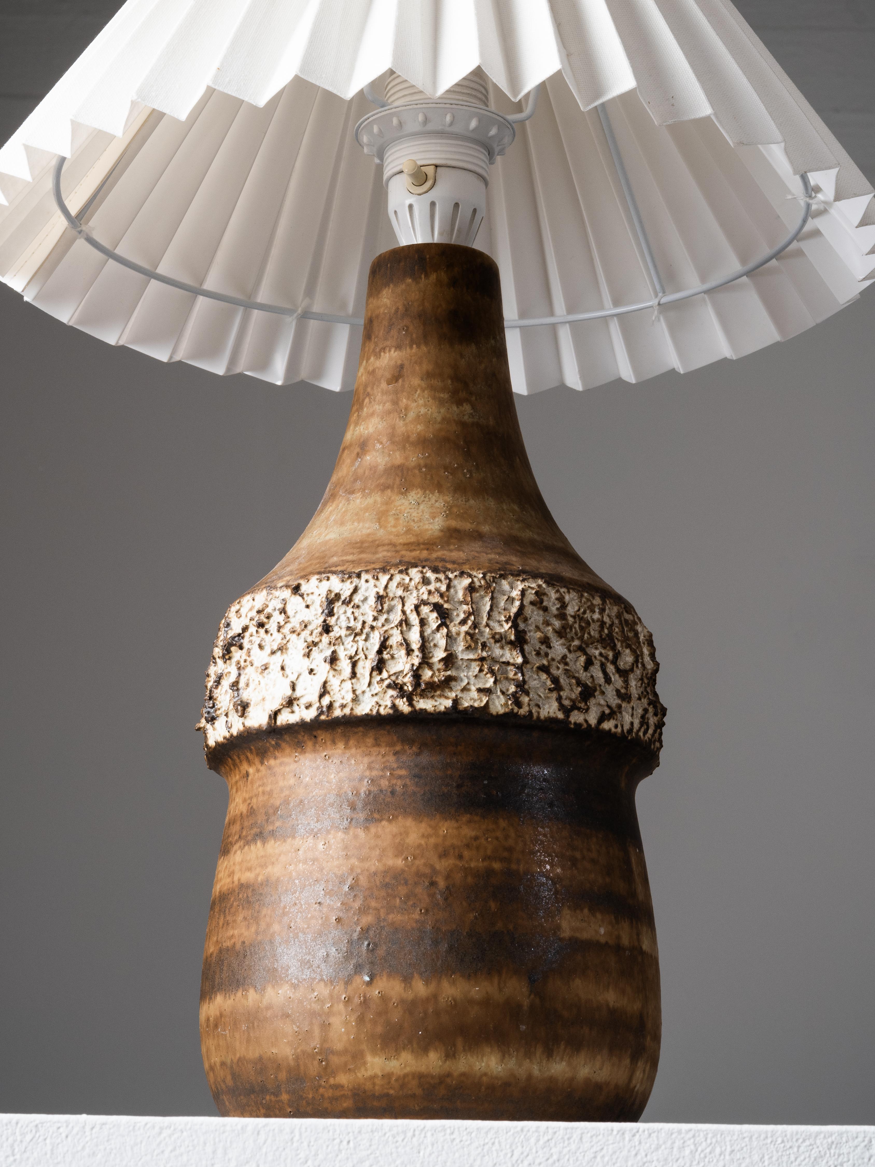 Brown-Glazed Stoneware Table Lamp by Bruno Karlsson for Ego Stengods, 1960s en Bueno estado para la venta en Karis, Nyland