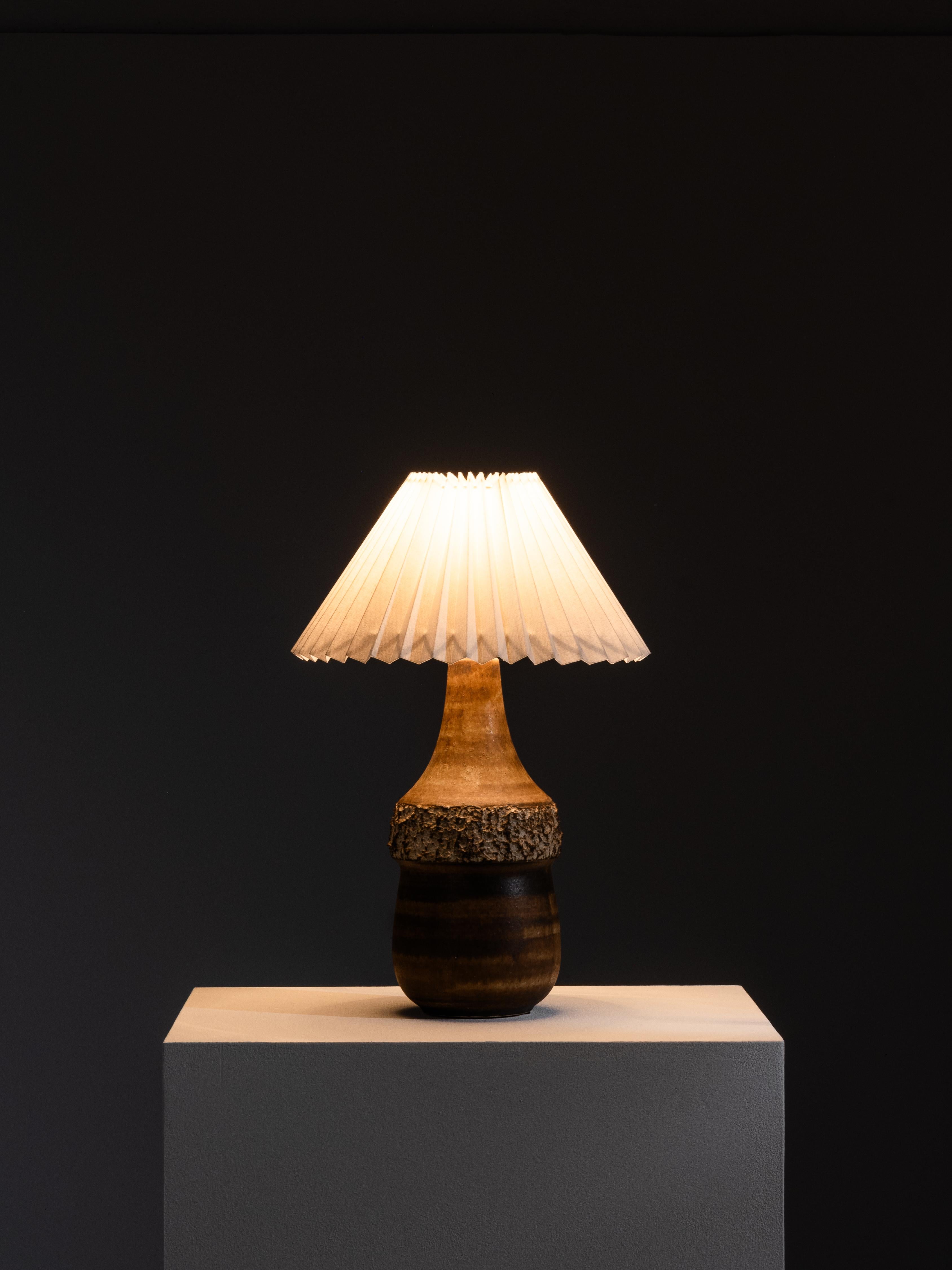 Brown-Glazed Stoneware Table Lamp by Bruno Karlsson for Ego Stengods, 1960s en venta 1