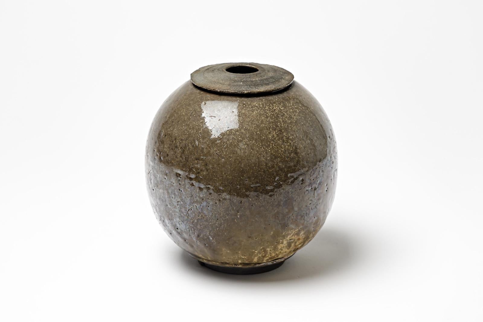  Vase aus braun glasiertem Steingut mit metallischen Highlights von Gisèle Buthod-Garçon. (Beaux Arts) im Angebot