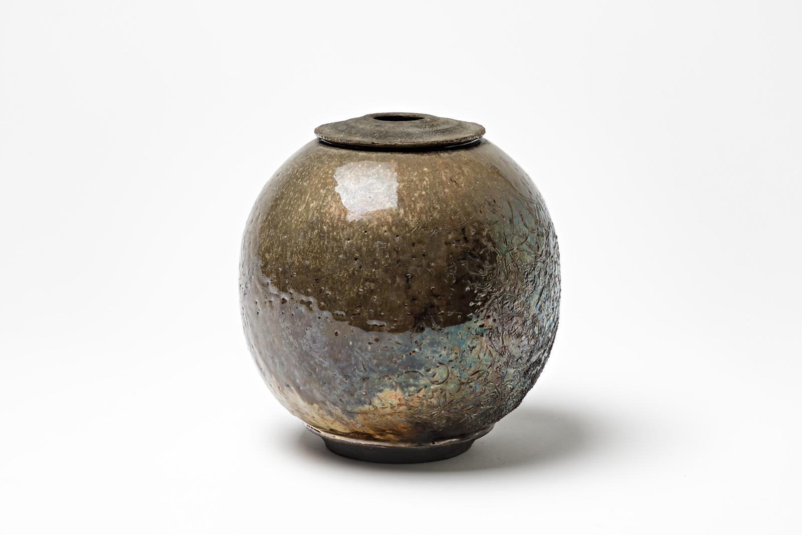  Vase aus braun glasiertem Steingut mit metallischen Highlights von Gisèle Buthod-Garçon. (Französisch) im Angebot