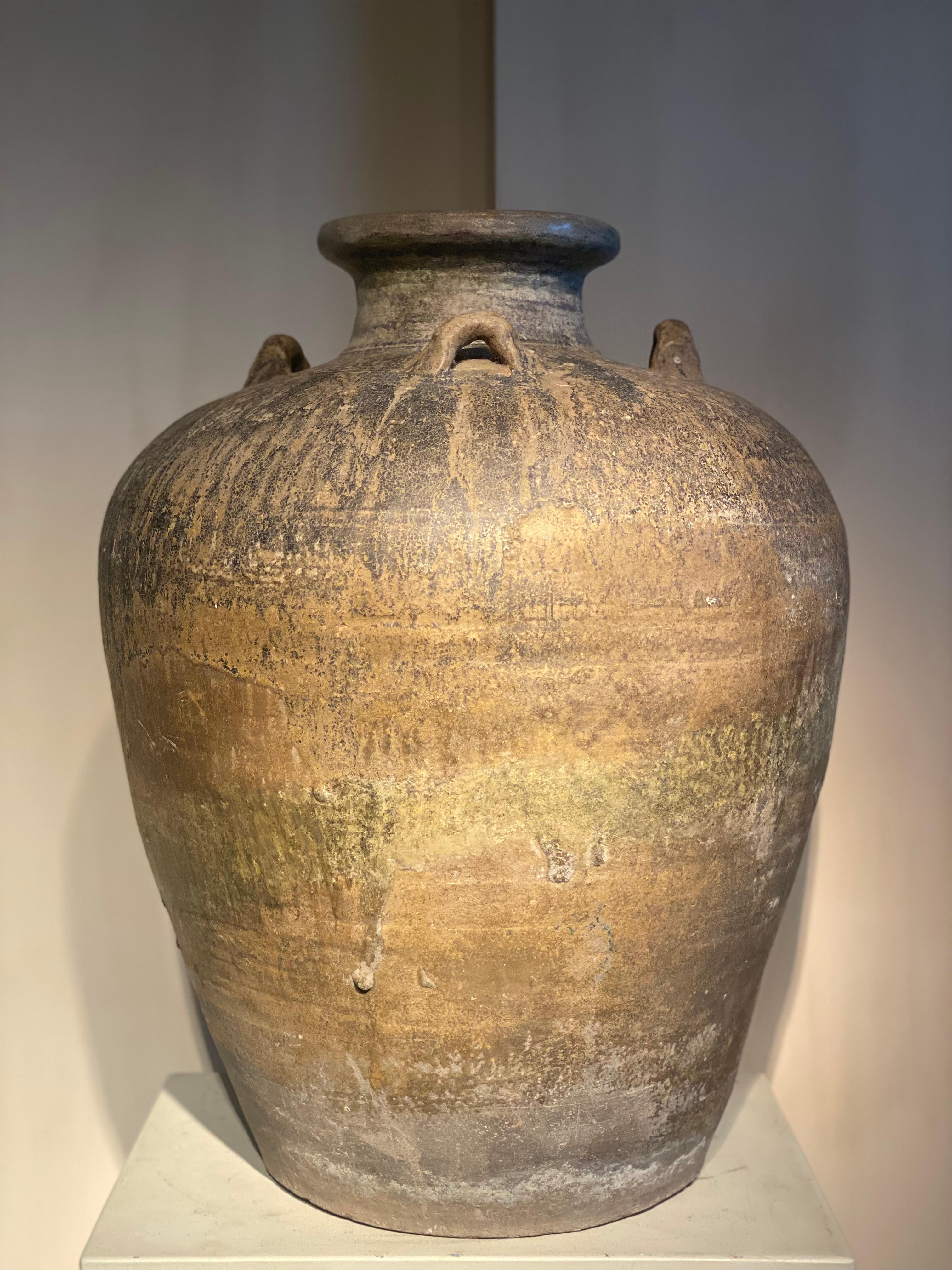 Bellissimo vaso antico smaltato di colore marrone proveniente da Singburi, Thailandia centrale, 17° secolo,
calda e squisita patina e lucentezza della terracotta.
Grande vaso in gres, il corpo è grigio o rosso, la bocca è piccola con labbra spesse e