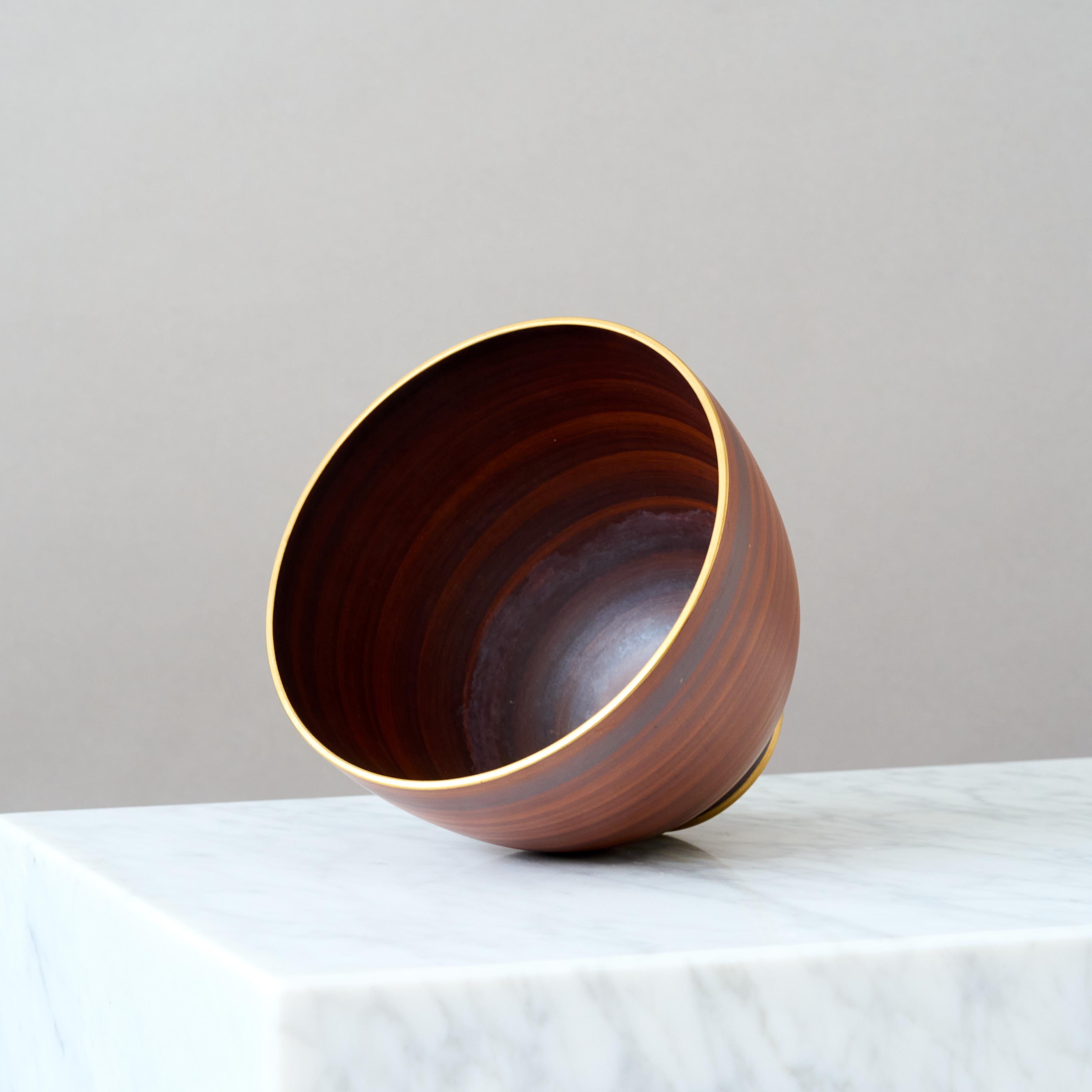 A stoneware Art Deco / Scandinavian Modern bowl with beautiful brown glaze. Foot and mouth hand-painted in gold.
Designed by Gunnar Nylund for ALP (Lidköpings Porslinsfabrik), Sweden, 1930s.

Great original condition, no chips, cracks, crazing or