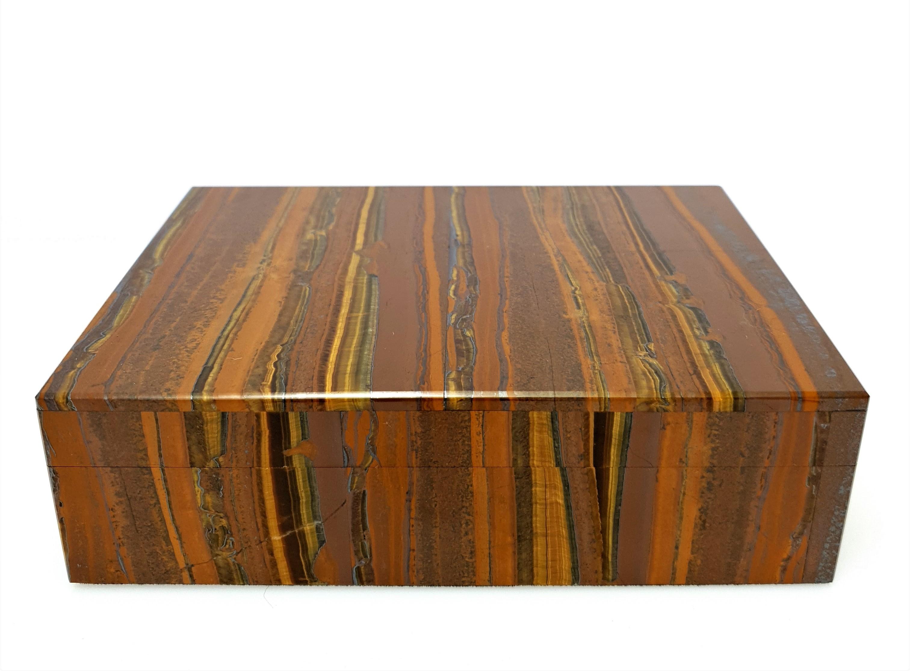 A Natural Handmade Brown Golden Tigeriron Dekorative Schmuck-Box.
Das Muster sieht aus wie ein kunstvolles Gemälde der Natur.
Hervorzuheben ist, dass die Deckplatte aus einem Stück gefertigt ist und nicht aus mehreren Mosaiken besteht.
Das Inlay ist