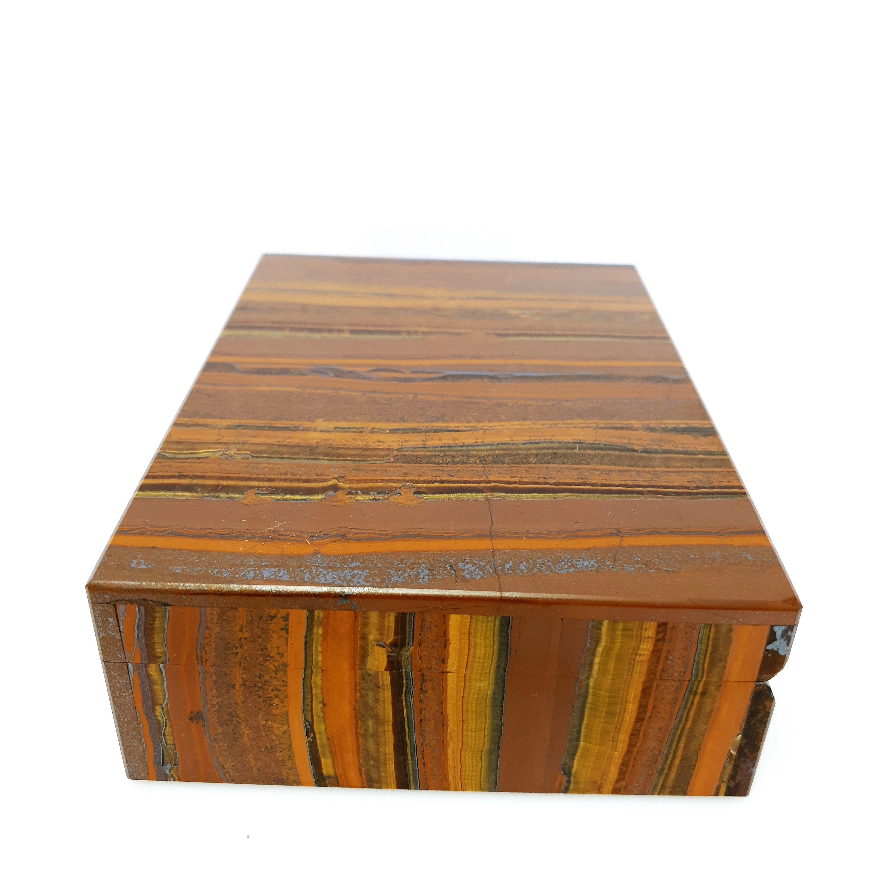 Femenino o masculino Caja de Piedras Preciosas de Hierro de Tigre Marrón Dorado de Diseño Interior con Mármol Negro en venta