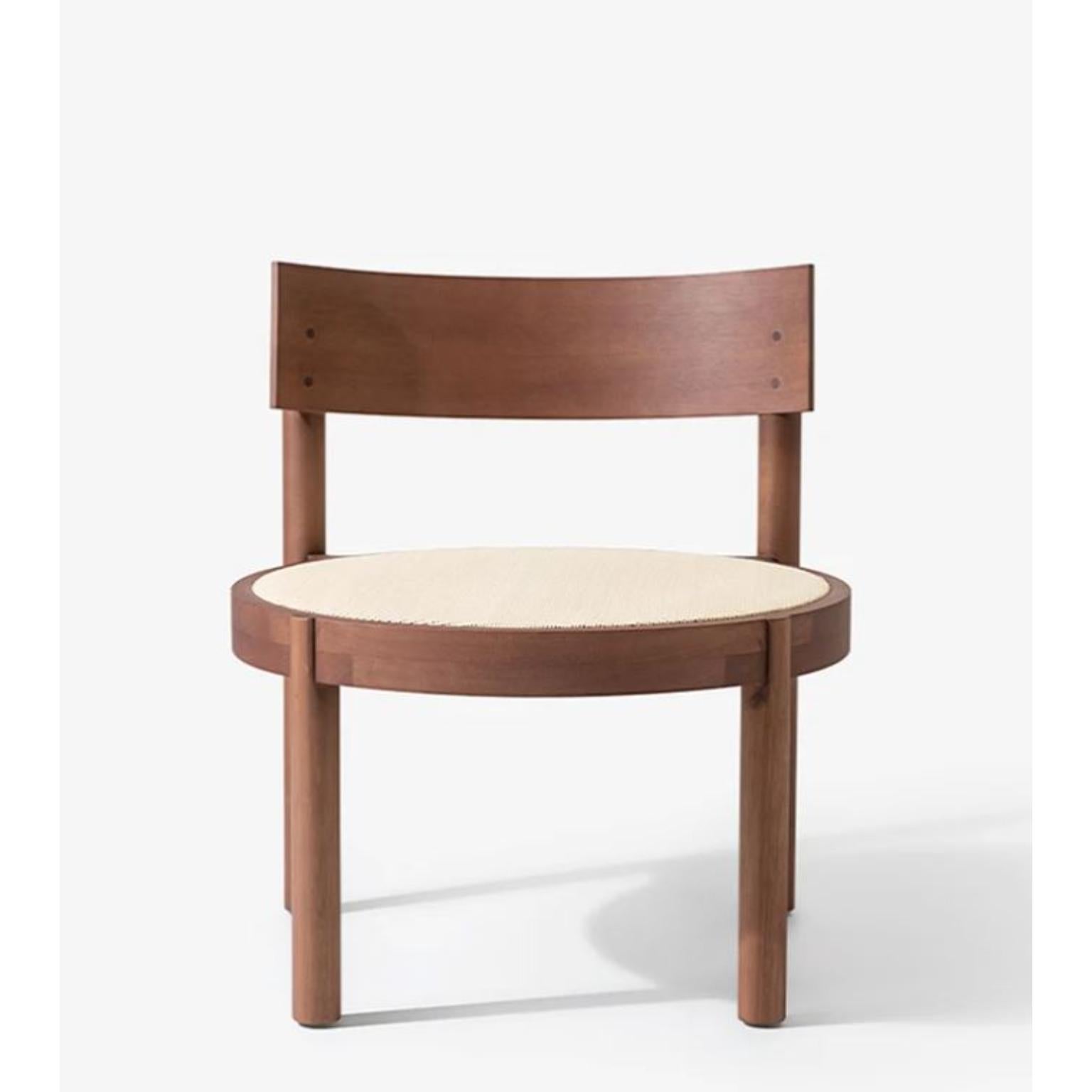 Brauner Gravatá Sessel von Wentz
Abmessungen: T 64 x B 60 x H 67 cm
MATERIALIEN: Tauari-Holz, Rohr/Polsterung.
Gewicht: 6,6kg / 14,5 lbs

Die Gravatá-Serie ist eine Synthese unserer Vision von funktionaler und visueller Einfachheit der Möbel. Mit