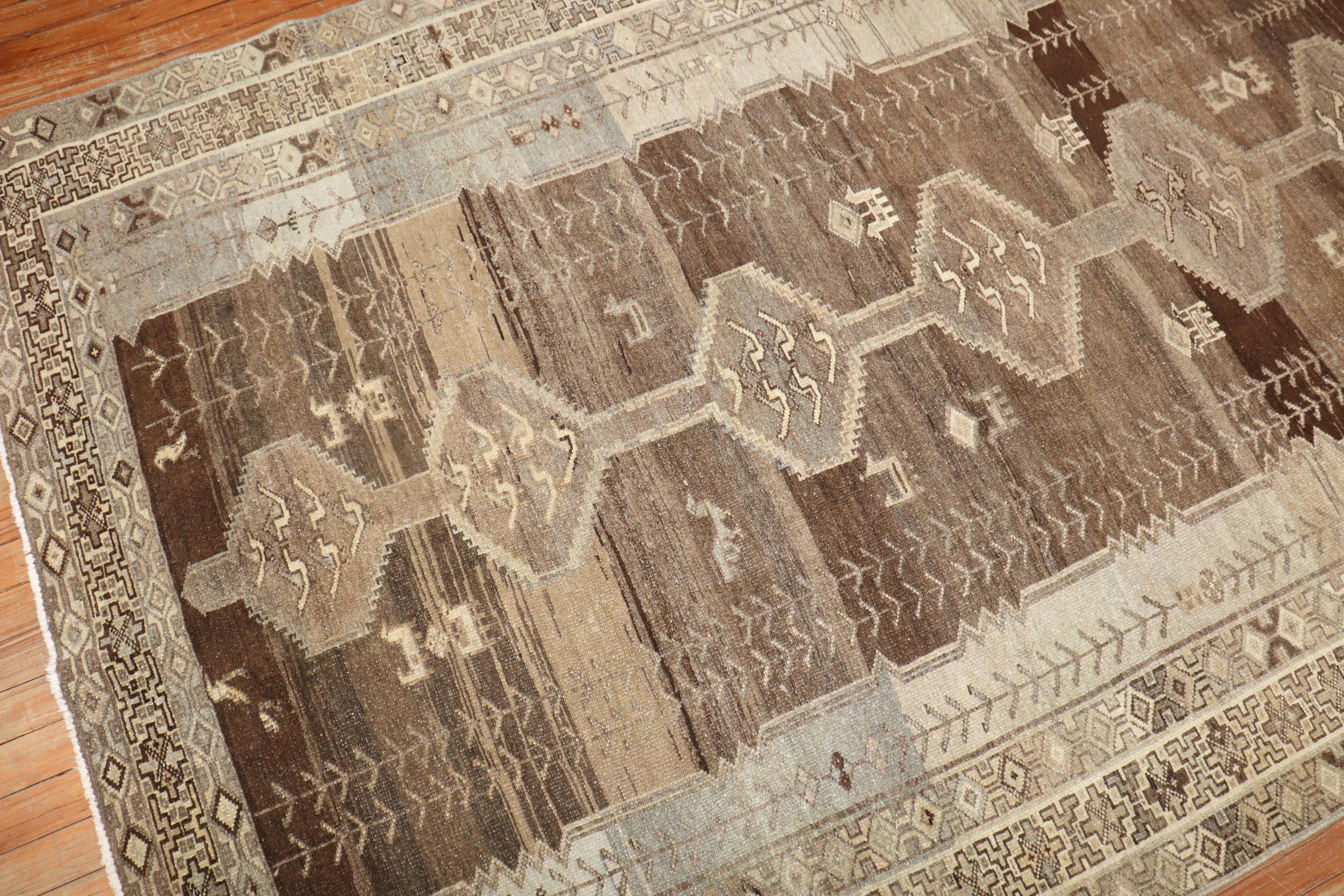 un tapis Persan Kurd du début du 20ème siècle de taille galerie en brun et charbon de bois

Mesures : 5'1'' x 10'5''.

 