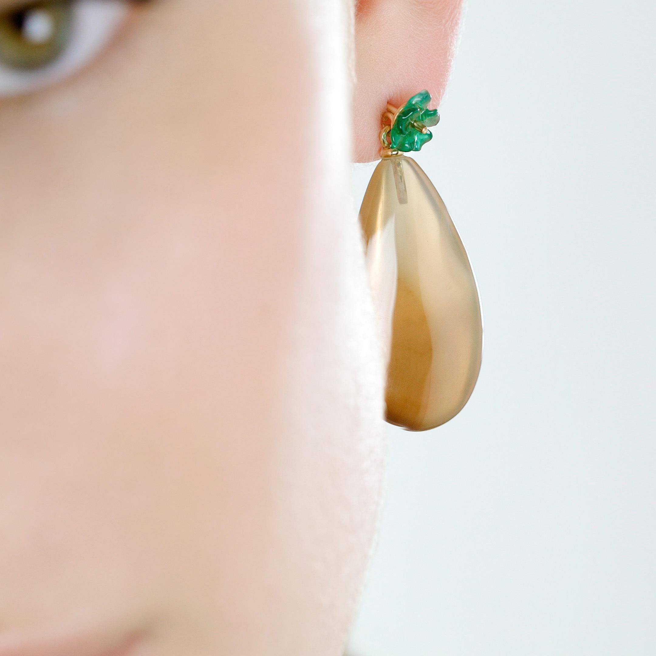 Orecchini a goccia in oro naturale 18 carati con fiore di agata verde marrone, moderni e chic. in vendita 5