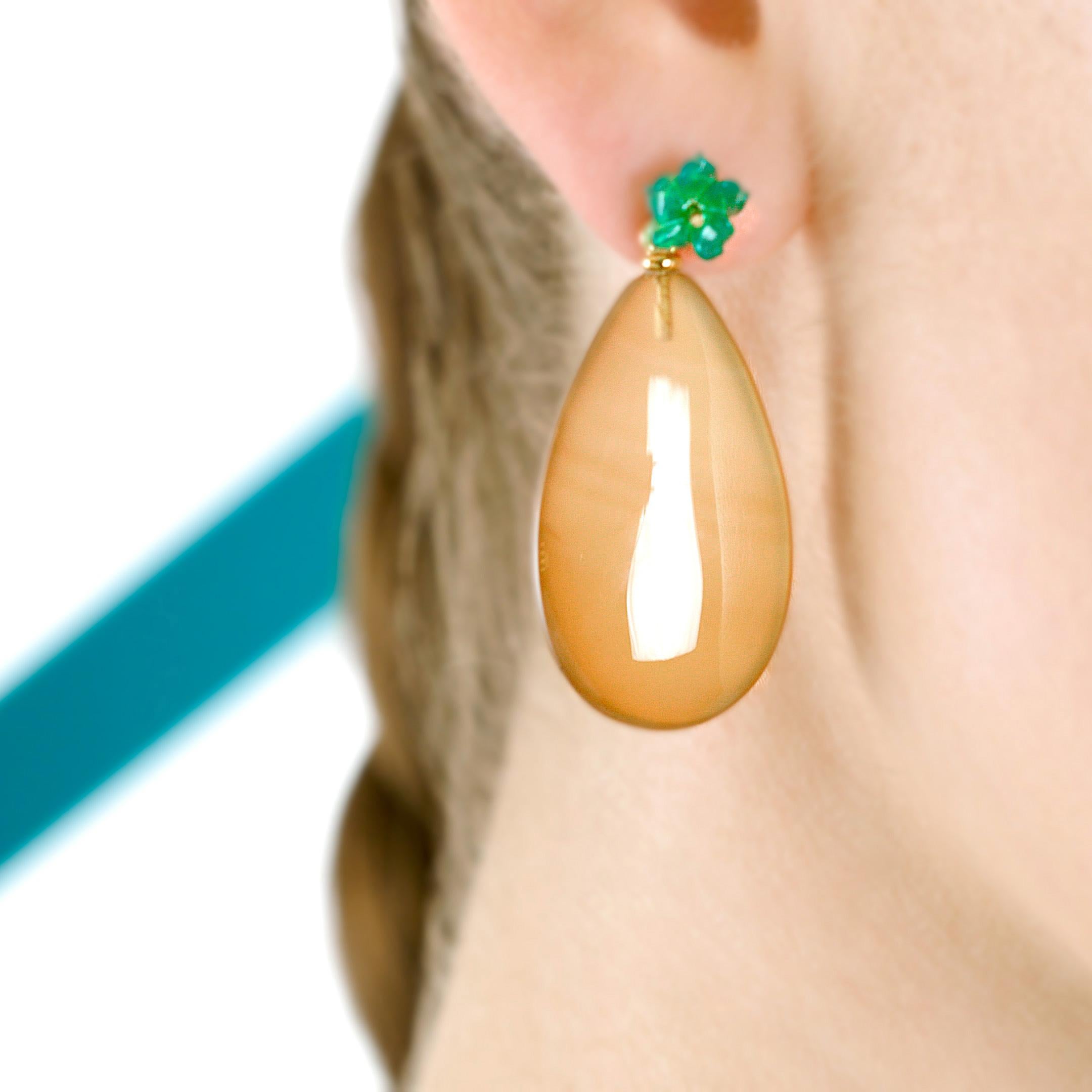 Orecchini a goccia in oro naturale 18 carati con fiore di agata verde marrone, moderni e chic. in vendita 7