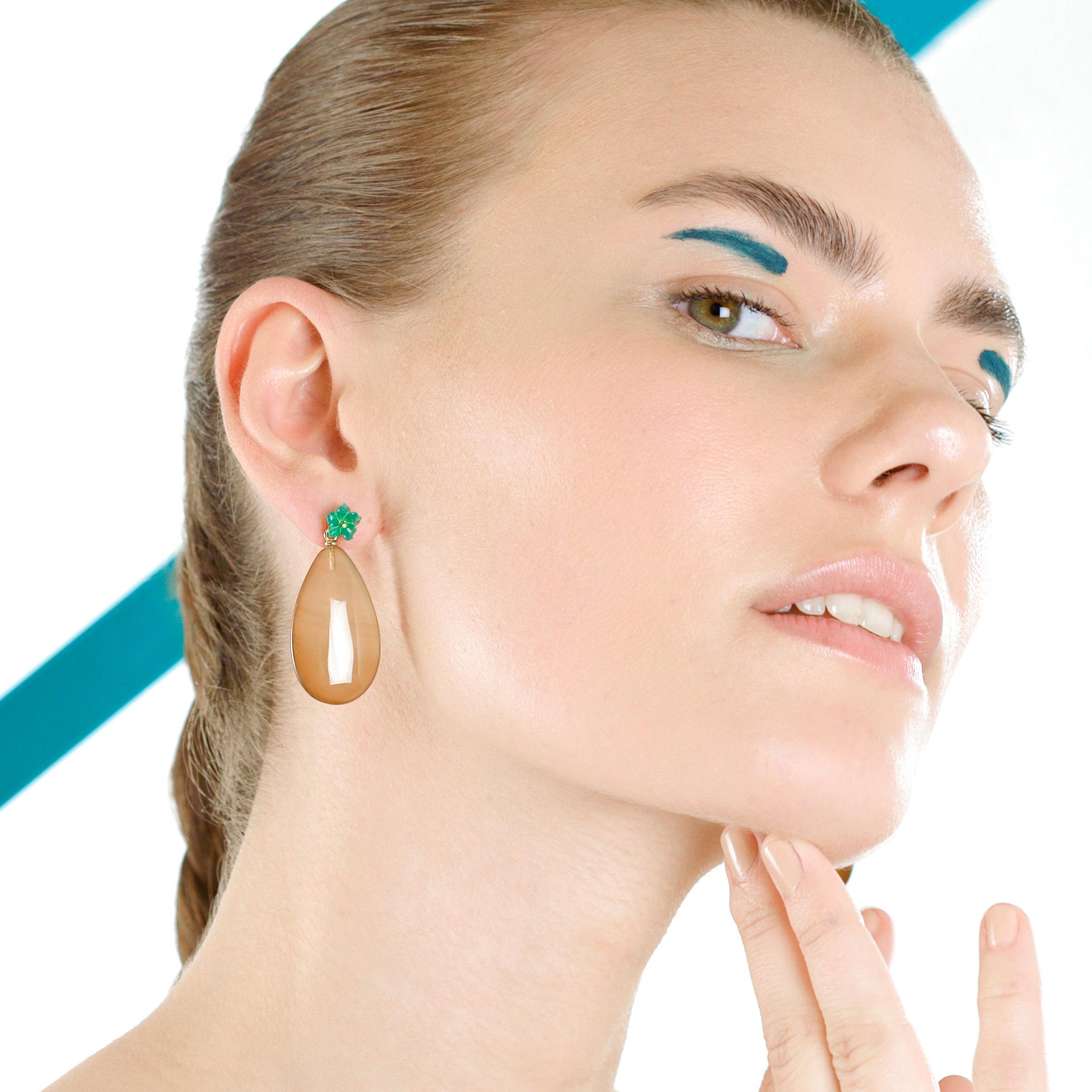 Orecchini a goccia in oro naturale 18 carati con fiore di agata verde marrone, moderni e chic. in vendita 13