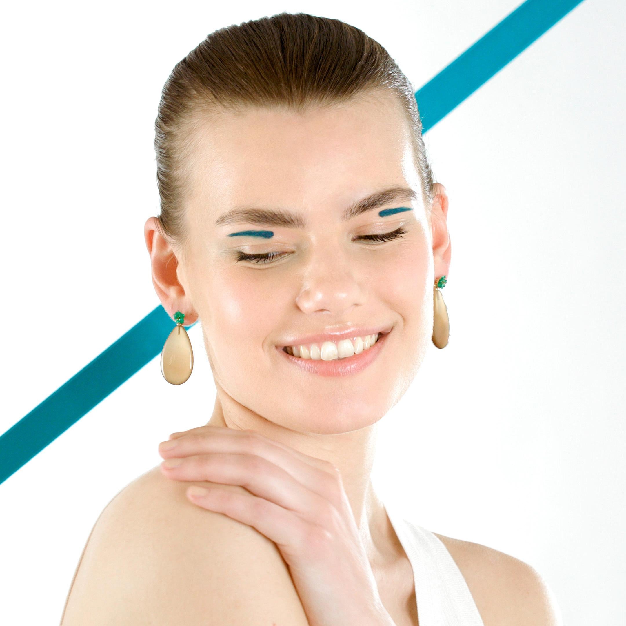 Orecchini di artigianato italiano ricchi di design e bellezza. Meravigliosi orecchini a goccia con fiori intagliati. Decorato con oro giallo 18 carati naturale e prezioso. Il gioiello perfetto per una giornata estiva piena di sole e