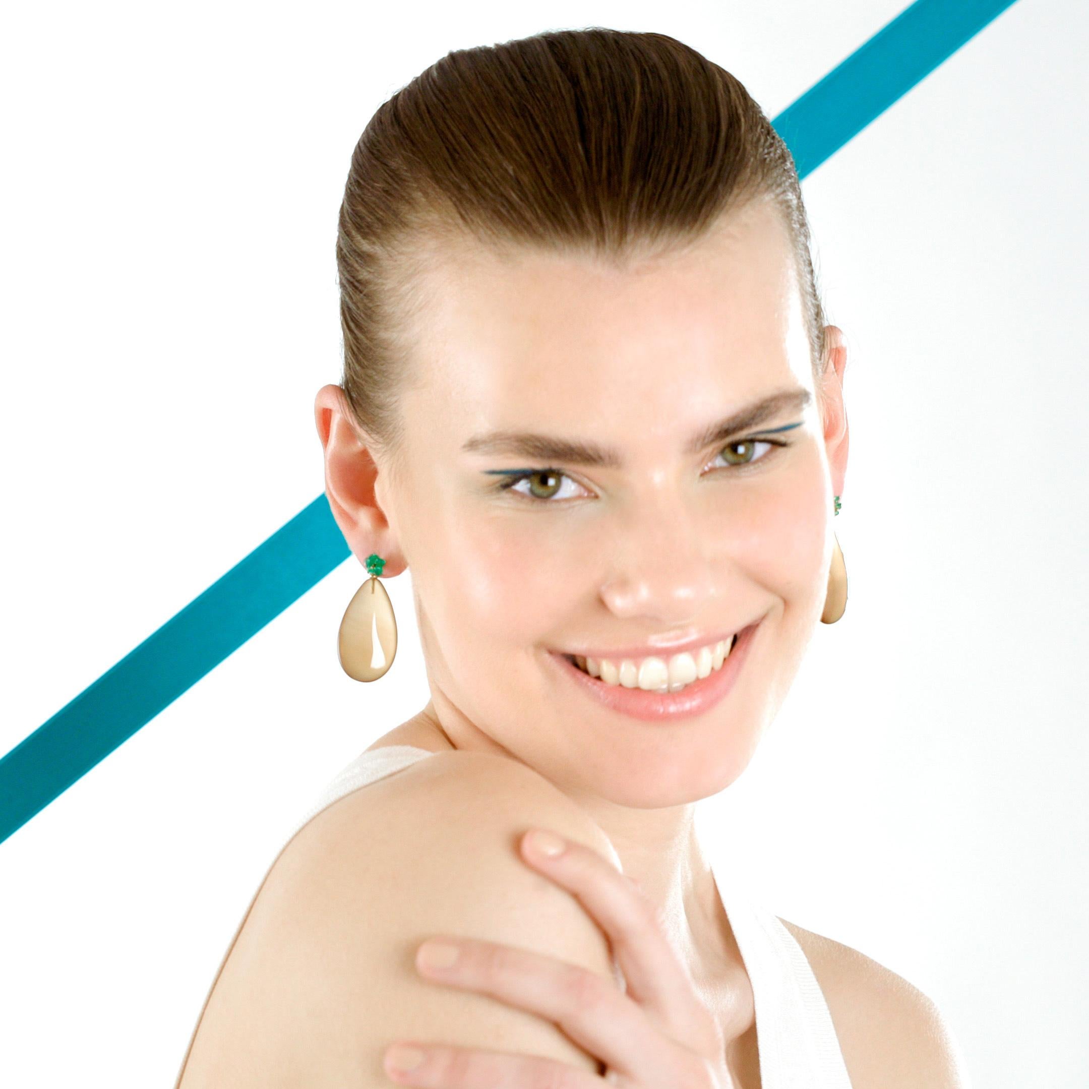 Art Nouveau Orecchini a goccia in oro naturale 18 carati con fiore di agata verde marrone, moderni e chic. in vendita