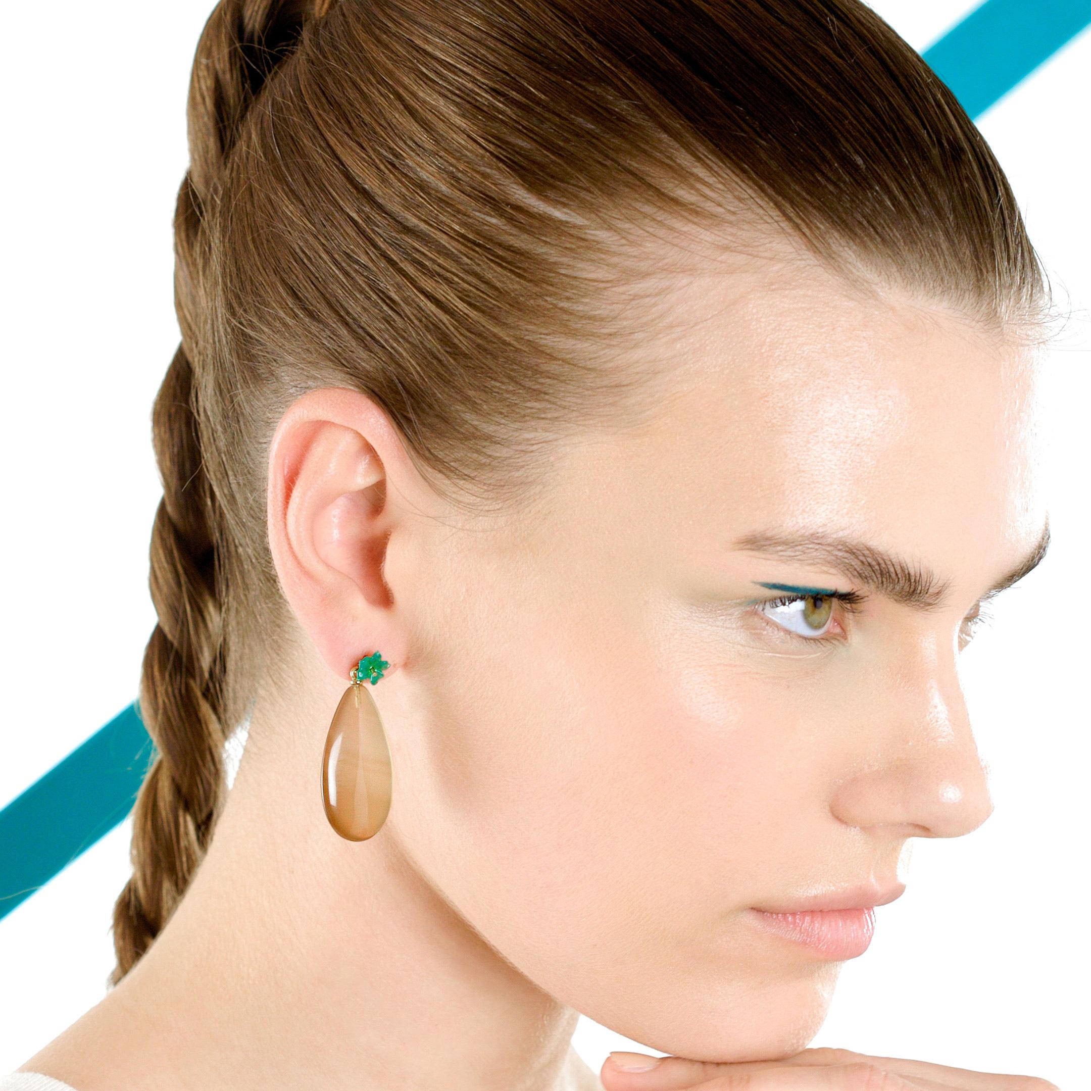 Taglio misto Orecchini a goccia in oro naturale 18 carati con fiore di agata verde marrone, moderni e chic. in vendita