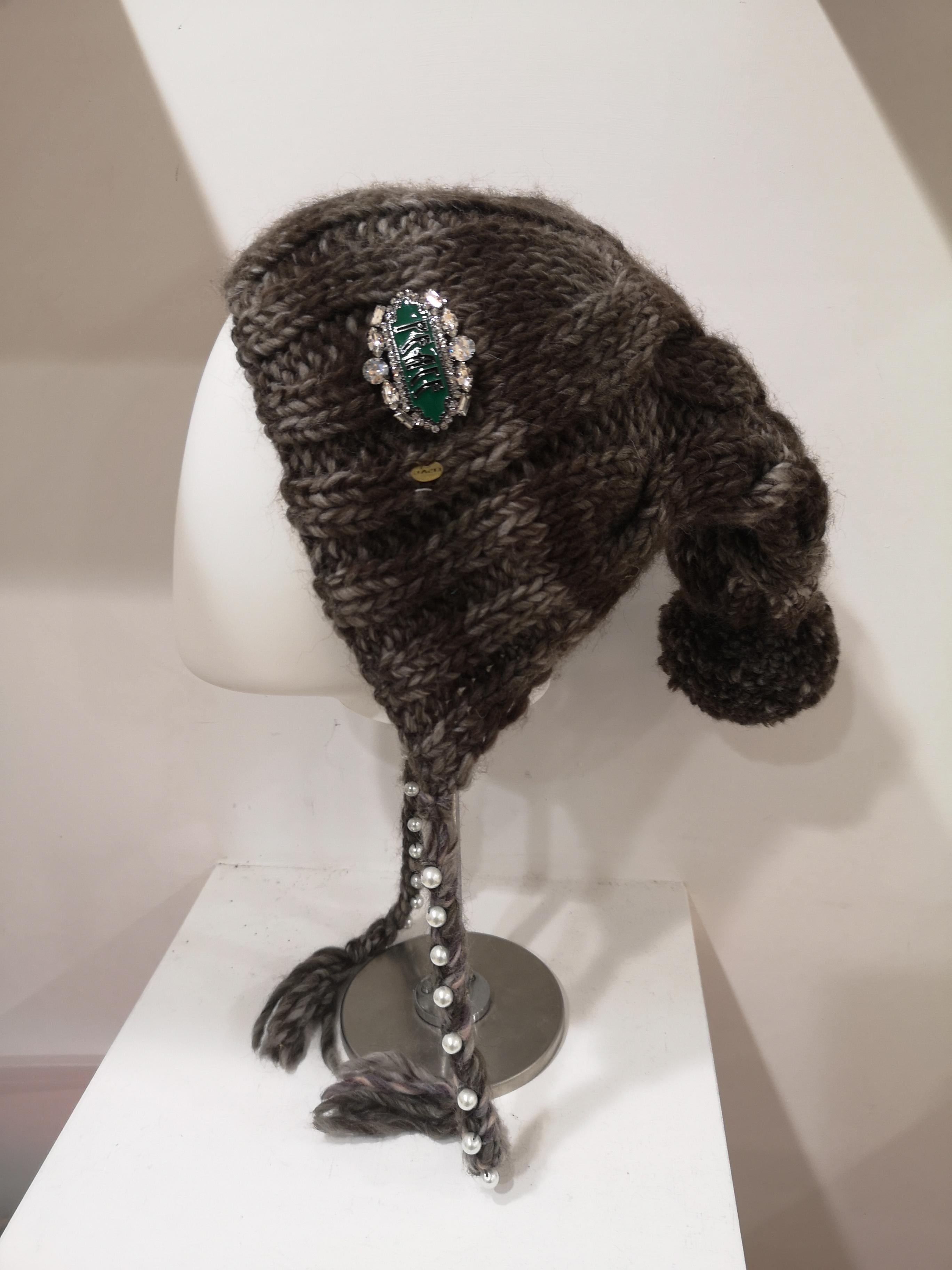 Brown grey wool peace brooch hat
totally handmade