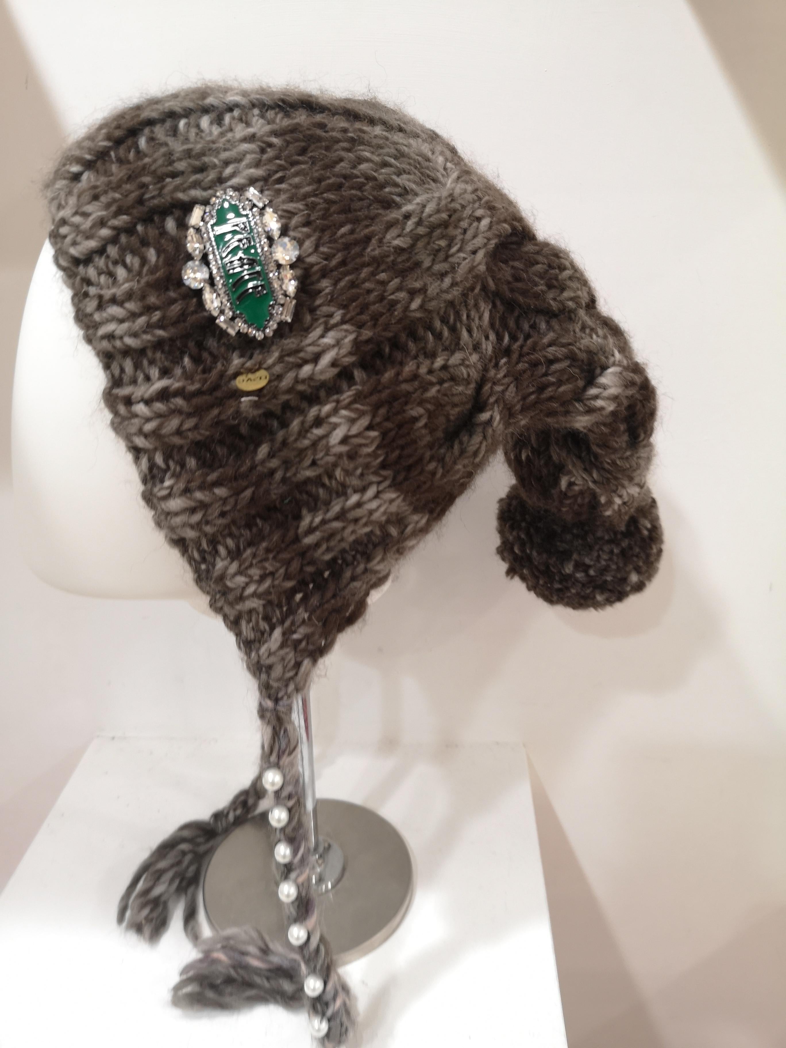 Brown grey wool peace brooch hat In New Condition In Capri, IT