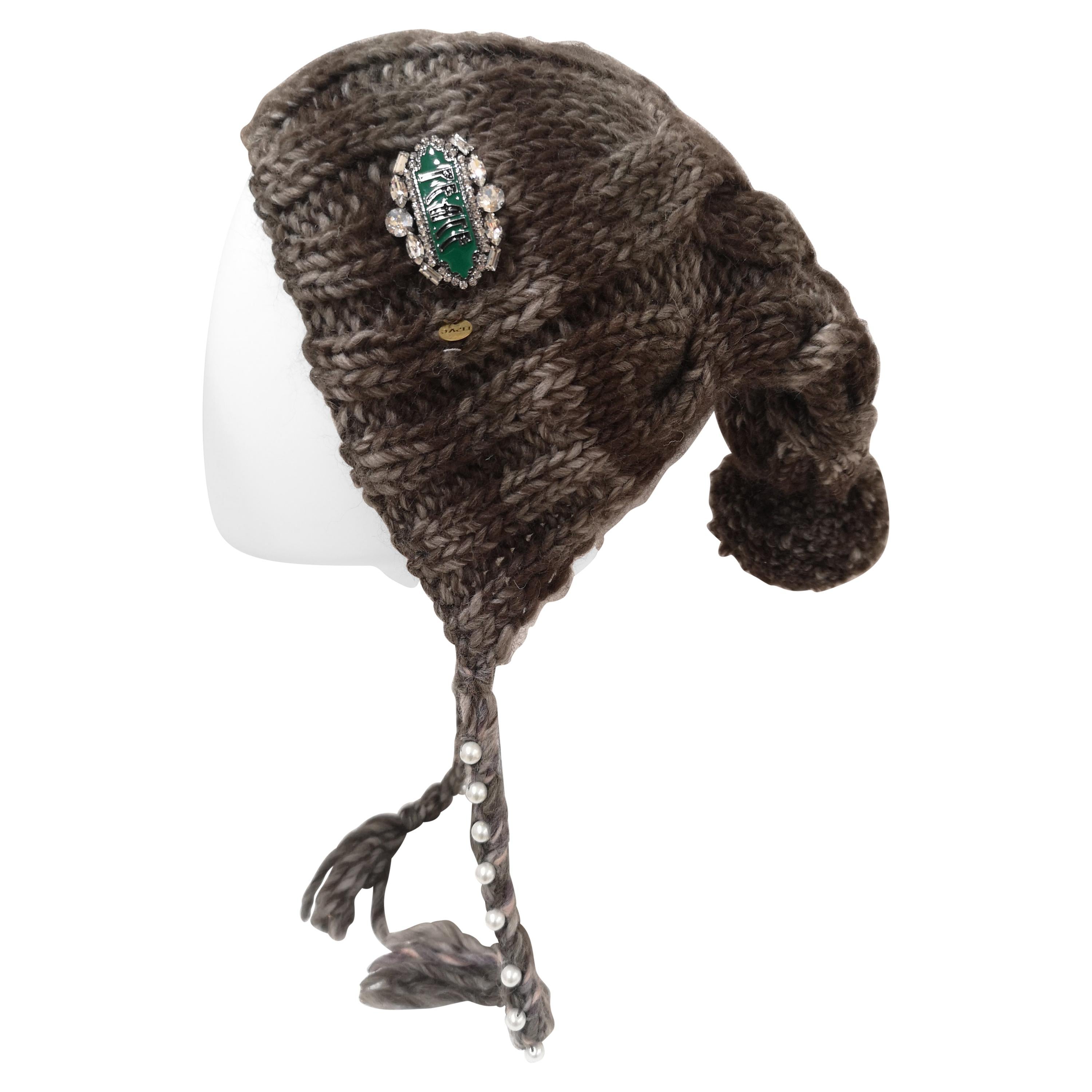Brown grey wool peace brooch hat