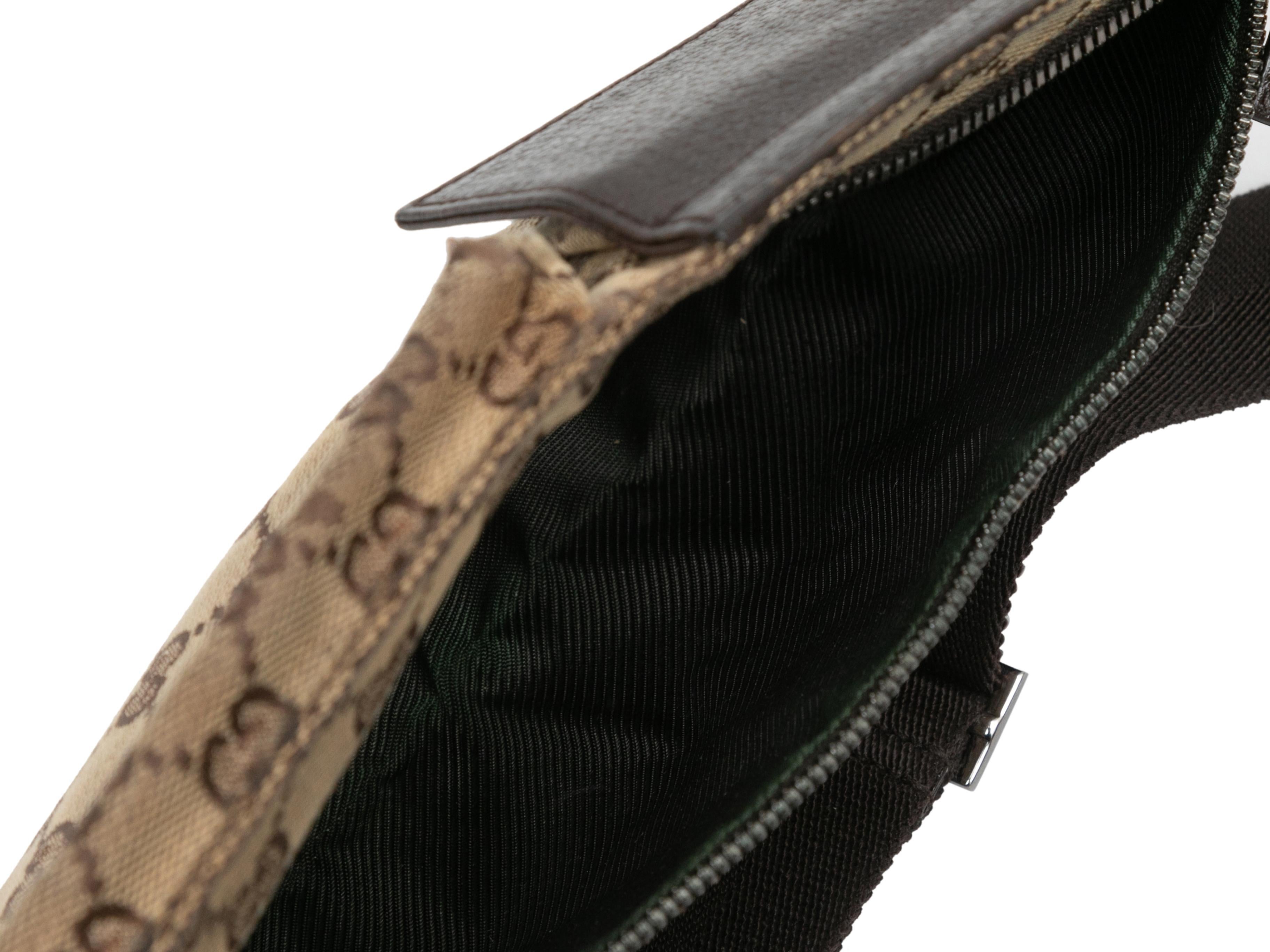 Braune Gucci Gürteltasche mit Monogram. Diese Gürteltasche hat einen Körper aus Segeltuch, Lederbesätze, silberfarbene Beschläge, einen verstellbaren Hüftgurt und zwei Vordertaschen. 12,25
