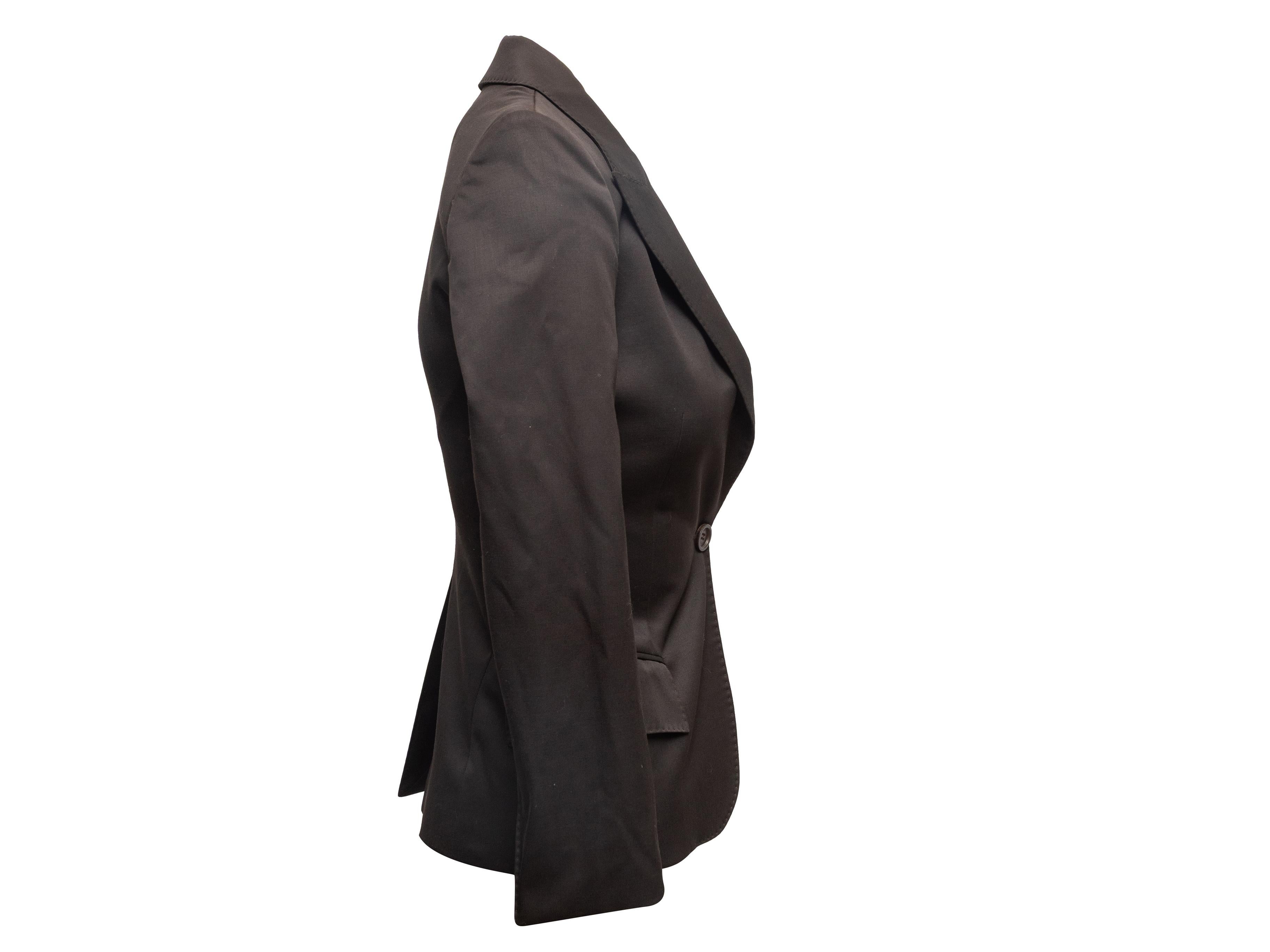 Blazer aderente in lana marrone di Gucci. Risvolto a punta. Tre tasche. Chiusura con un solo bottone sul davanti. Busto 32