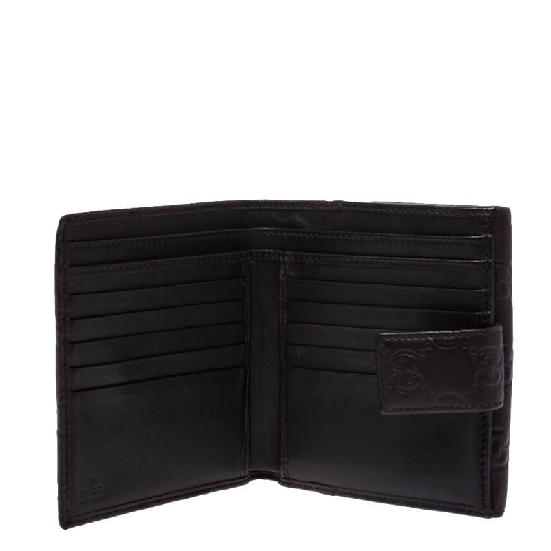 Amp up your accessory game with this stylish French flap wallet from Gucci. Crafted in Italy and made from the brand's Guccissima leather, the wallet comes in brown. It has a front flap that leads to a leather & fabric interior with multiple card