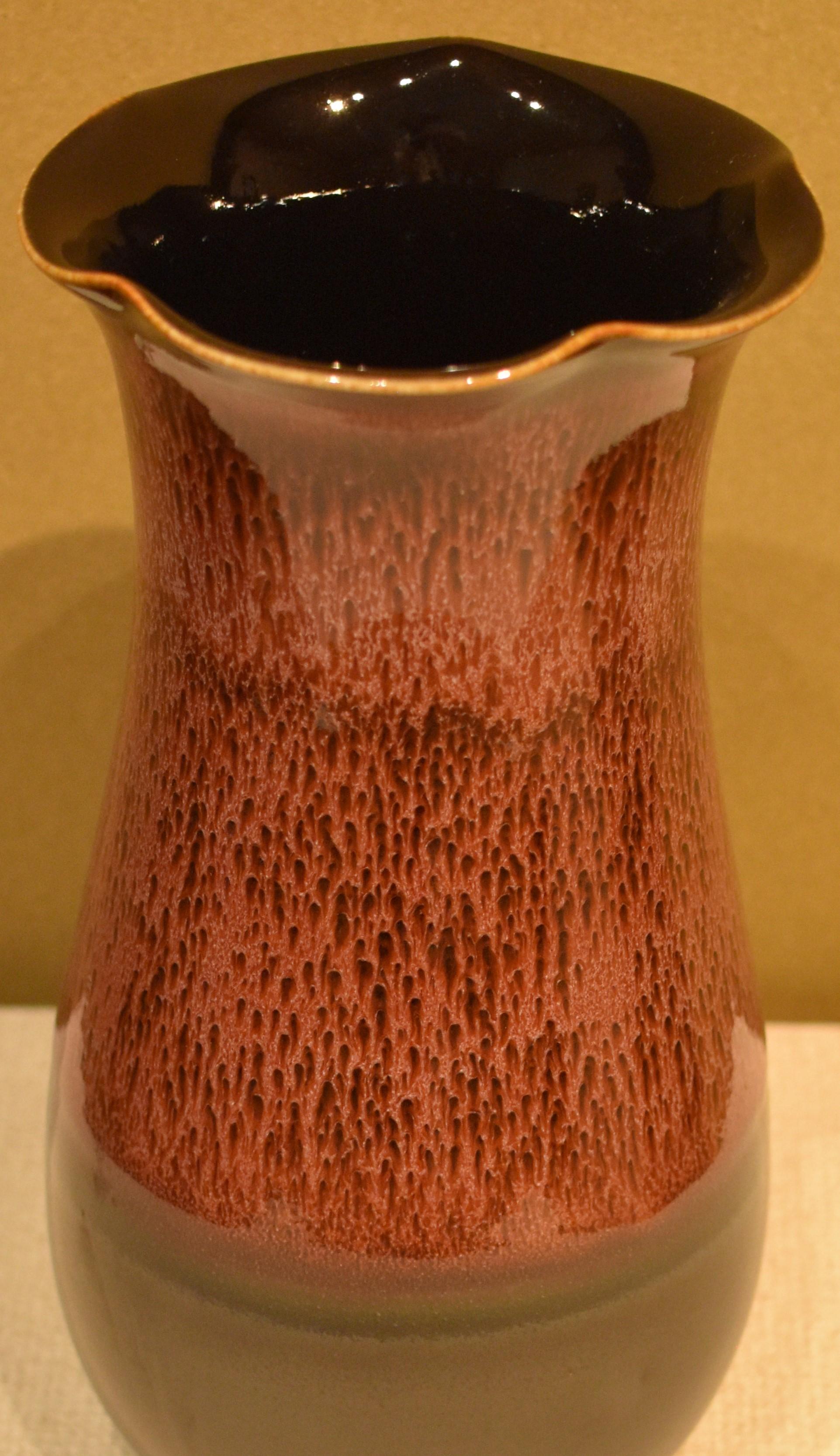 Braune handglasierte Porzellanvase von japanischem Meisterkünstler (Glasiert) im Angebot