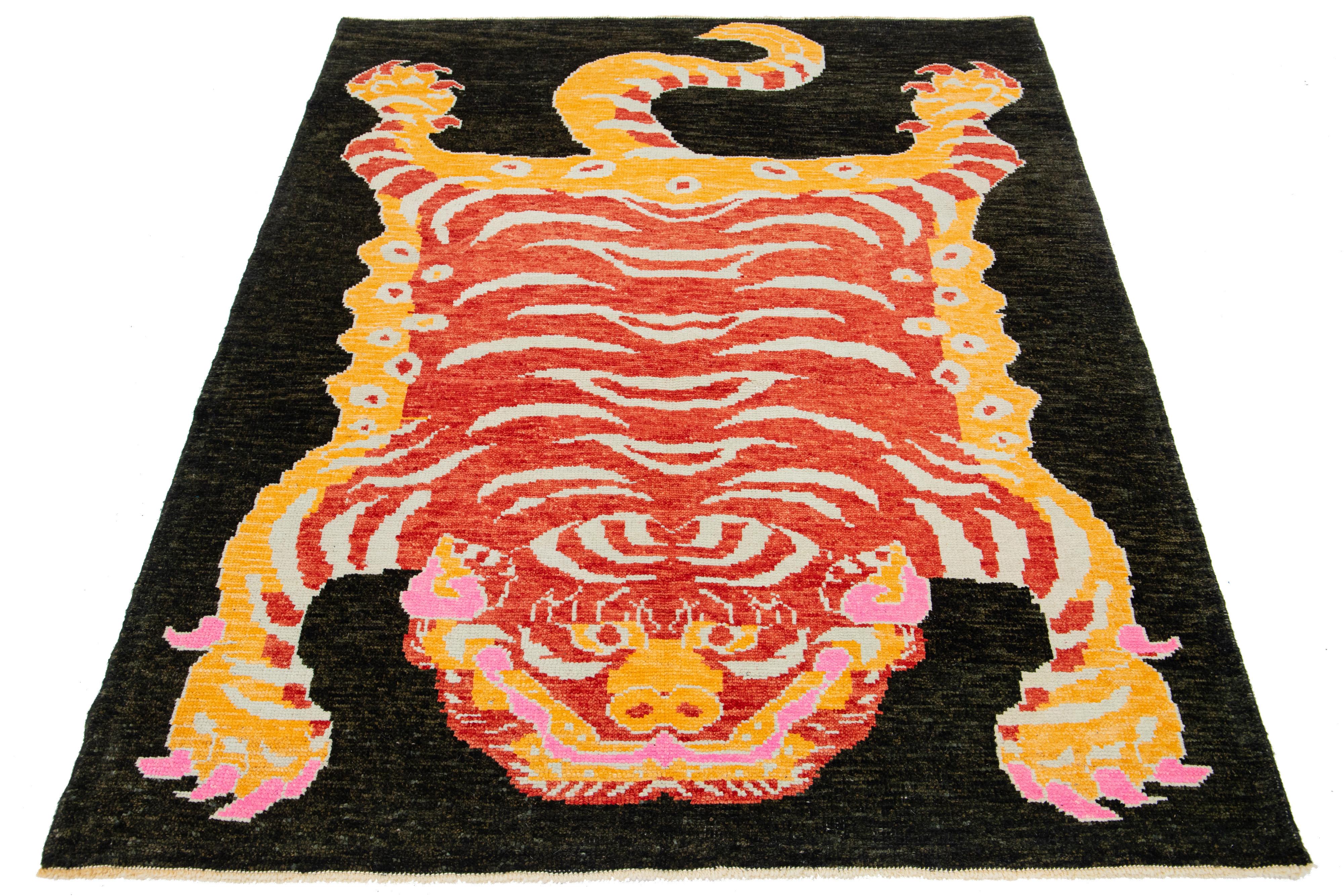 Ce magnifique tapis turc en laine de style Art déco présente un champ brun foncé avec des accents orange, rouges, beiges et roses, ainsi qu'un superbe motif tigré.

Ce tapis mesure 5'5
