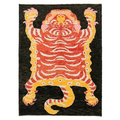 Brauner handgeknüpfter Contemporary-Wollteppich mit Tigermotiv