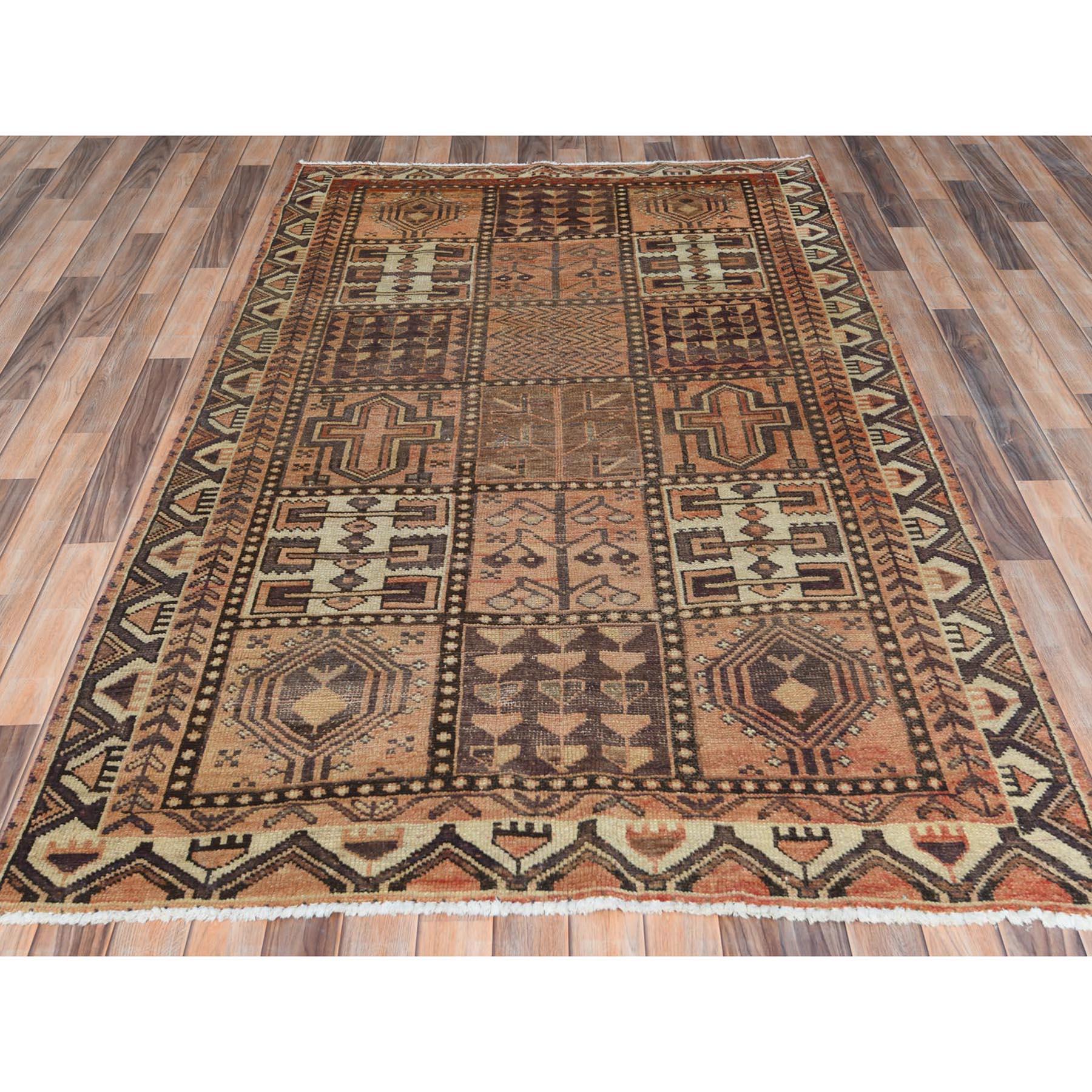 Ce fabuleux tapis noué à la main a été créé et conçu pour une résistance et une durabilité accrues. Ce tapis a été fabriqué à la main pendant des semaines selon la méthode traditionnelle qui est utilisée pour faire des
Taille exacte du tapis en