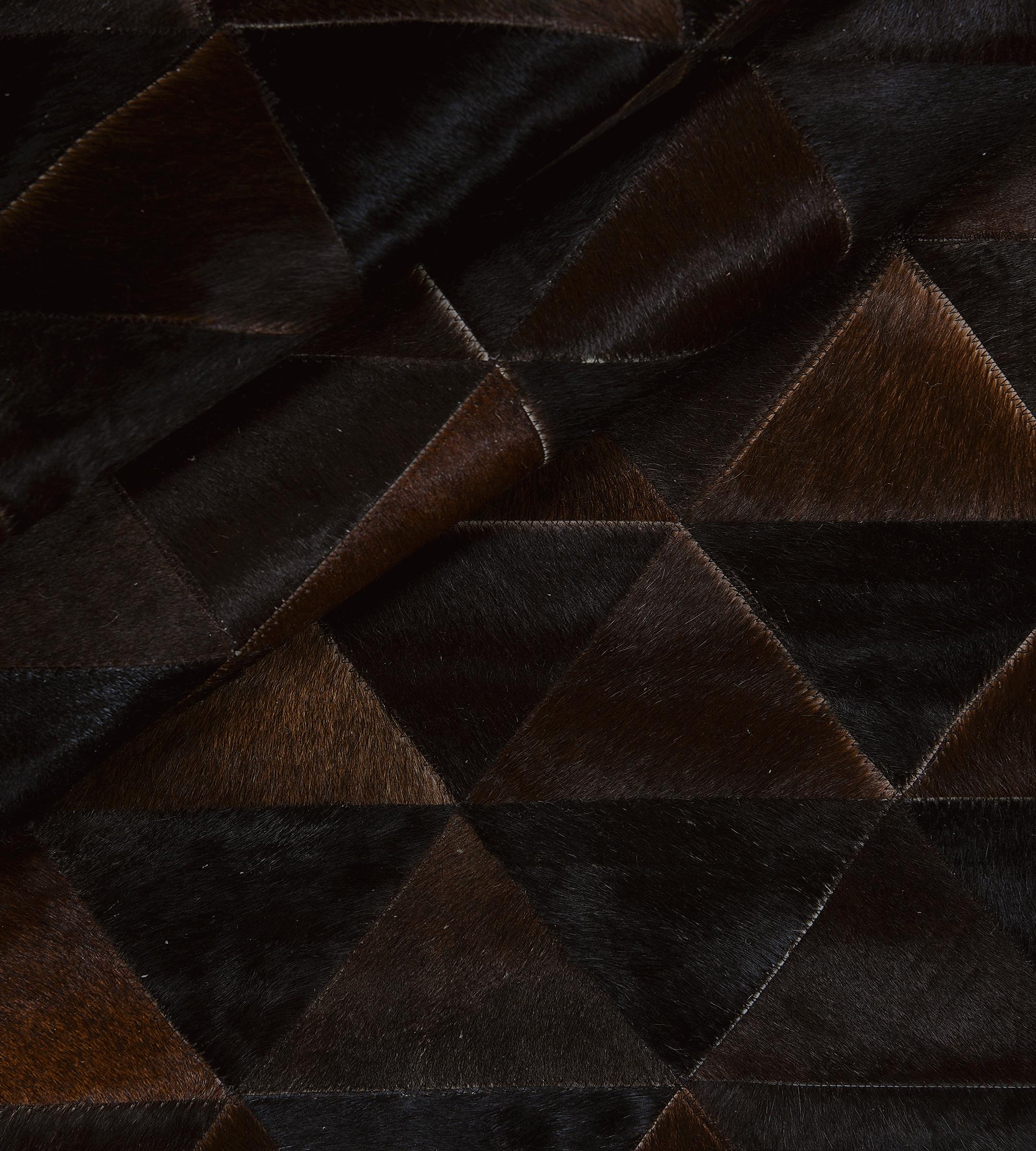 Tapis en peau de vache à motif pyramidal, cousu main, Brown en vente 3